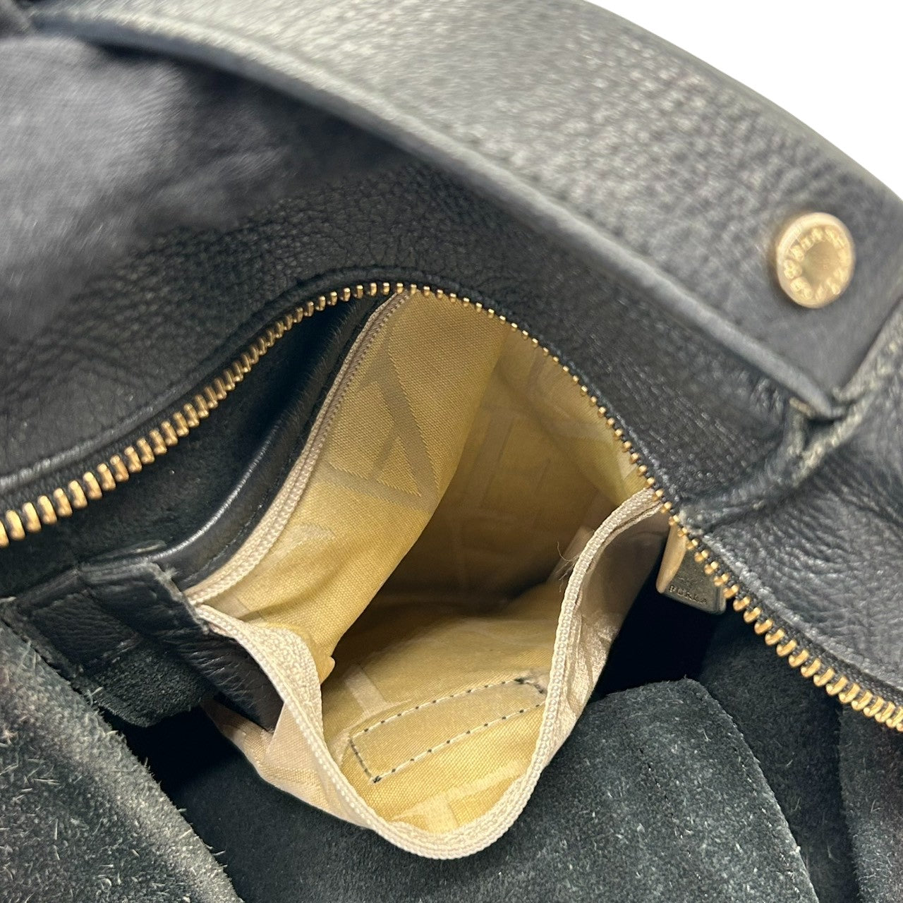 フルラ FURLA レザー ハンドバッグ トートバッグ ショルダーバッグ 本革 シボ革 シュリンクレザー ブラック 黒 シルバー金具 ロゴ シンプル ベーシック レディース 肩掛け マチ広 収納力 鞄 カバン 通勤 通学 s38