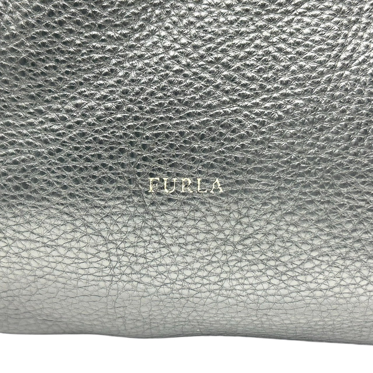 フルラ FURLA レザー ハンドバッグ トートバッグ ショルダーバッグ 本革 シボ革 シュリンクレザー ブラック 黒 シルバー金具 ロゴ シンプル ベーシック レディース 肩掛け マチ広 収納力 鞄 カバン 通勤 通学 s38