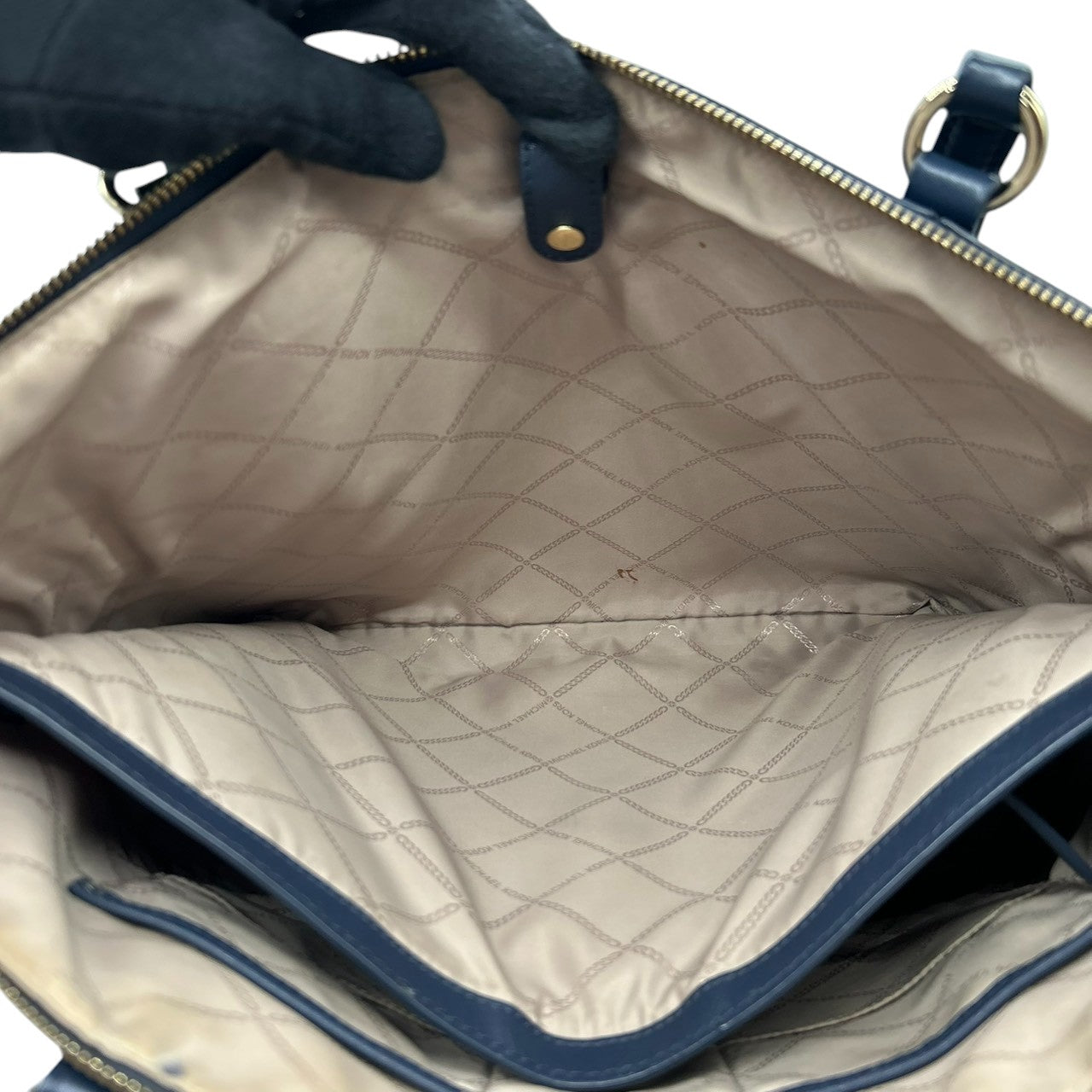 マイケルコース MICHAEL KORS トートバッグ ショルダーバッグ 肩掛け PVC サフィアーノ調 ネイビー 紺 MKロゴ チャーム タッセル A4収納可 大容量 通勤 通学 ビジネス シンプル 機能的 レディース 鞄 カバン s38