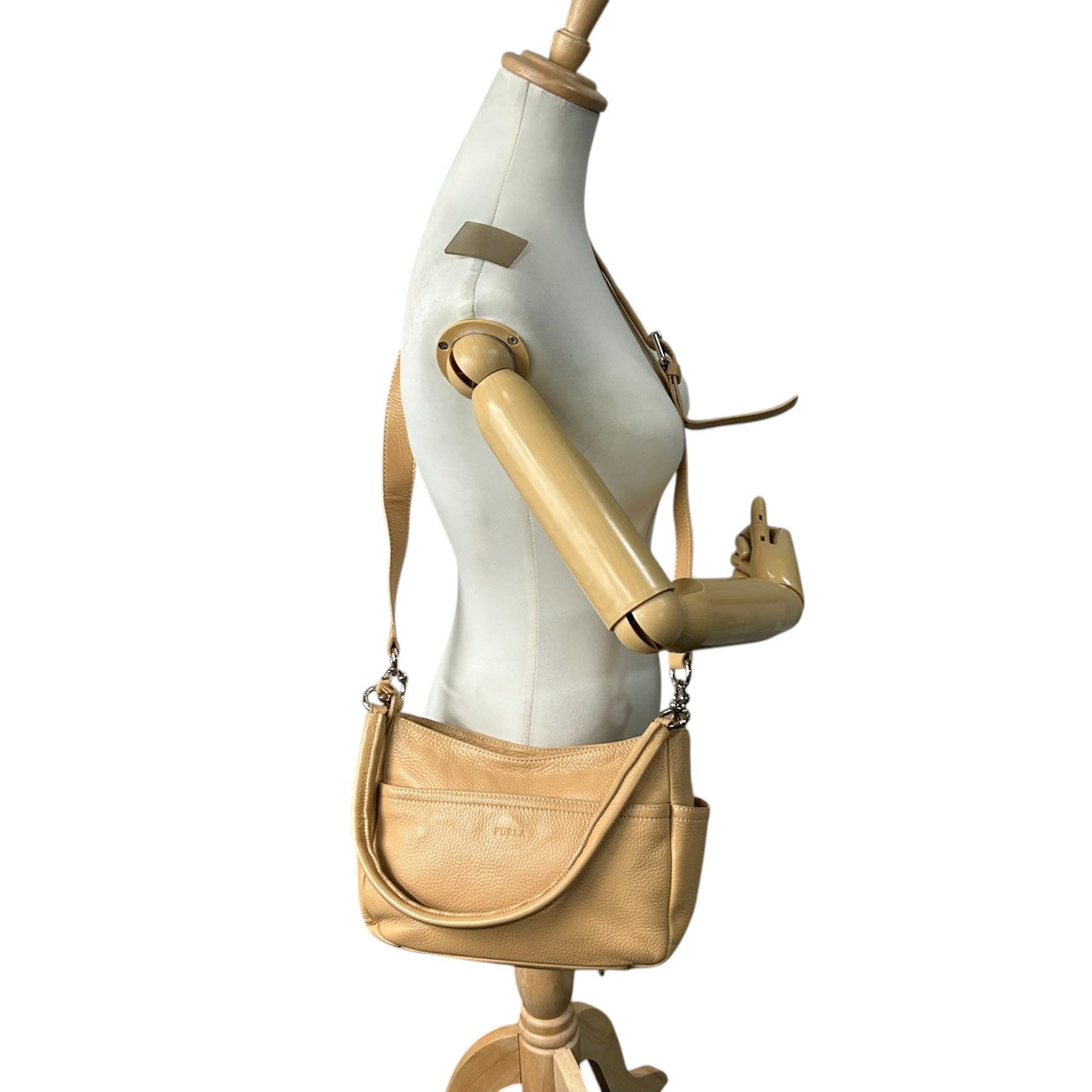 フルラ FURLA ANAコラボ 2WAY ショルダーバッグ ハンドバッグ 斜め掛け可 レザー 本革 シボ革 ベージュ キャメル シルバー金具 チャーム付 レディース 肩掛け ワンショルダー ポケット多数 希少 限定 鞄 カバン 通勤 通学 s52