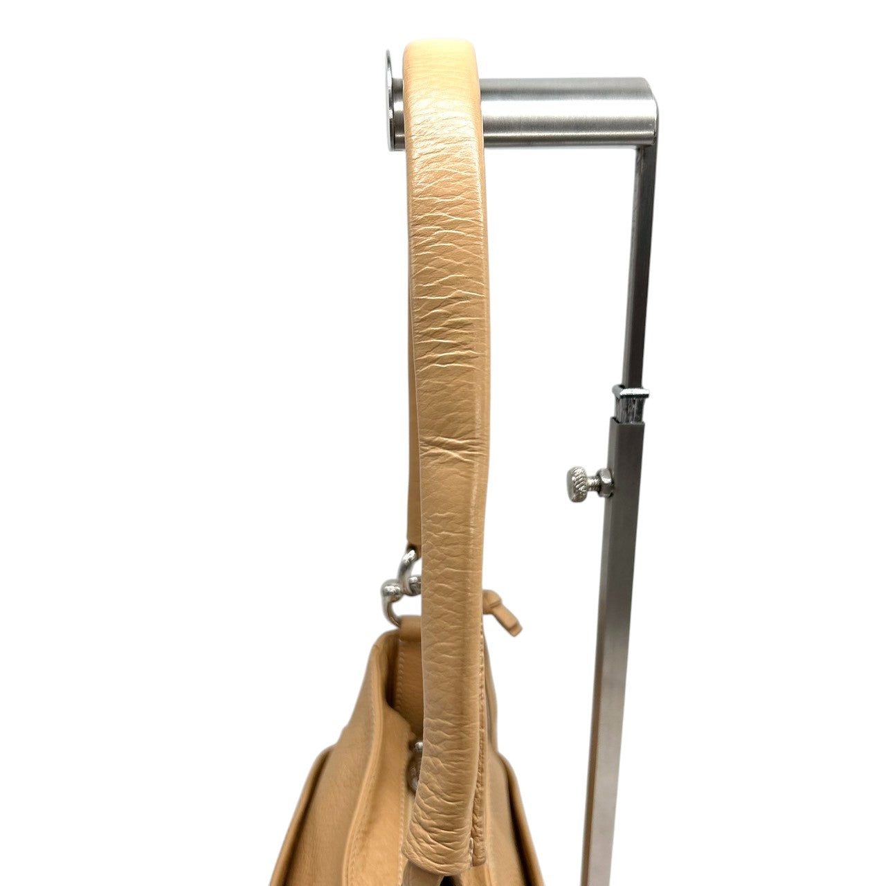 フルラ FURLA ANAコラボ 2WAY ショルダーバッグ ハンドバッグ 斜め掛け可 レザー 本革 シボ革 ベージュ キャメル シルバー金具 チャーム付 レディース 肩掛け ワンショルダー ポケット多数 希少 限定 鞄 カバン 通勤 通学 s52