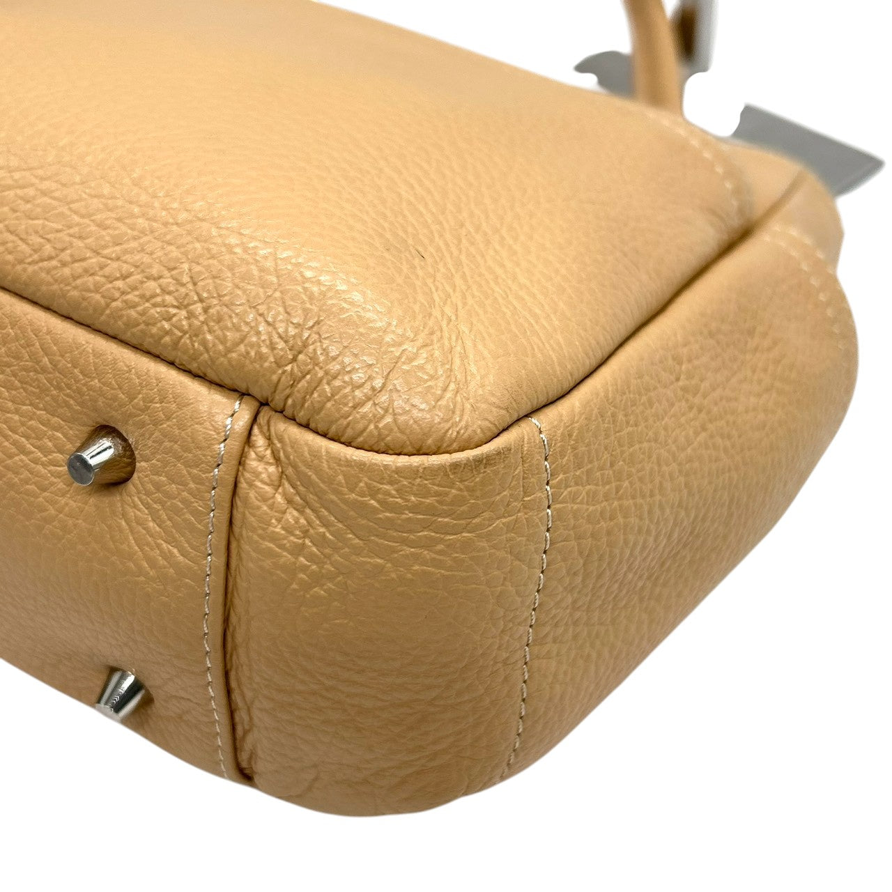 フルラ FURLA ANAコラボ 2WAY ショルダーバッグ ハンドバッグ 斜め掛け可 レザー 本革 シボ革 ベージュ キャメル シルバー金具 チャーム付 レディース 肩掛け ワンショルダー ポケット多数 希少 限定 鞄 カバン 通勤 通学 s52