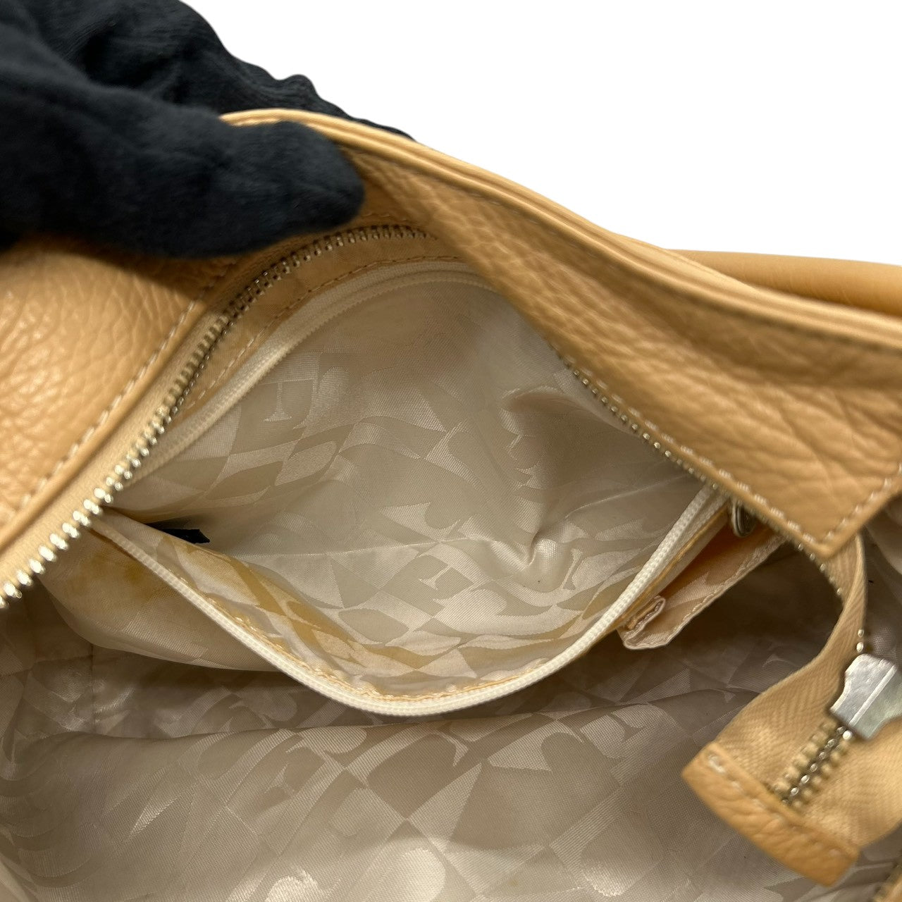 フルラ FURLA ANAコラボ 2WAY ショルダーバッグ ハンドバッグ 斜め掛け可 レザー 本革 シボ革 ベージュ キャメル シルバー金具 チャーム付 レディース 肩掛け ワンショルダー ポケット多数 希少 限定 鞄 カバン 通勤 通学 s52