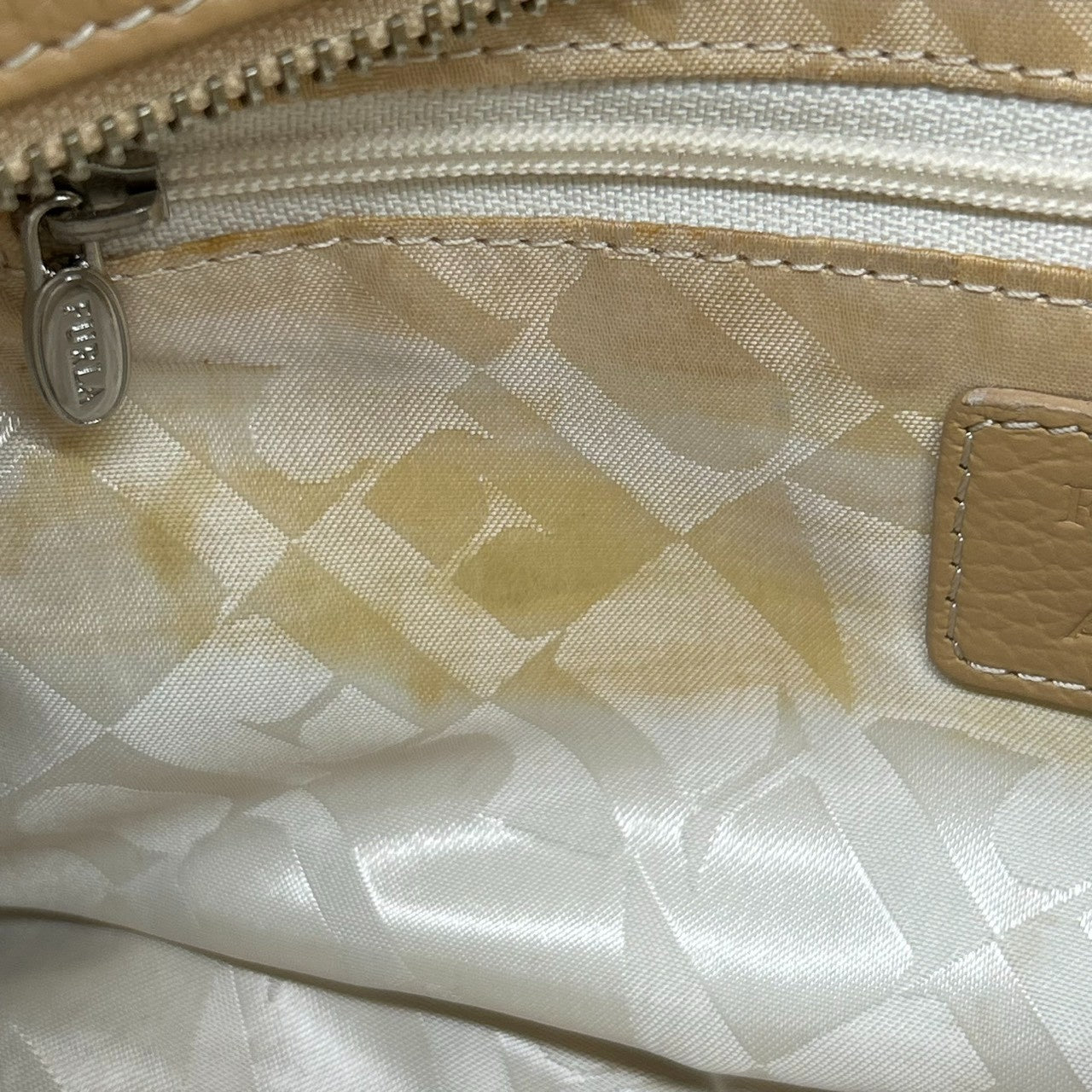 フルラ FURLA ANAコラボ 2WAY ショルダーバッグ ハンドバッグ 斜め掛け可 レザー 本革 シボ革 ベージュ キャメル シルバー金具 チャーム付 レディース 肩掛け ワンショルダー ポケット多数 希少 限定 鞄 カバン 通勤 通学 s52