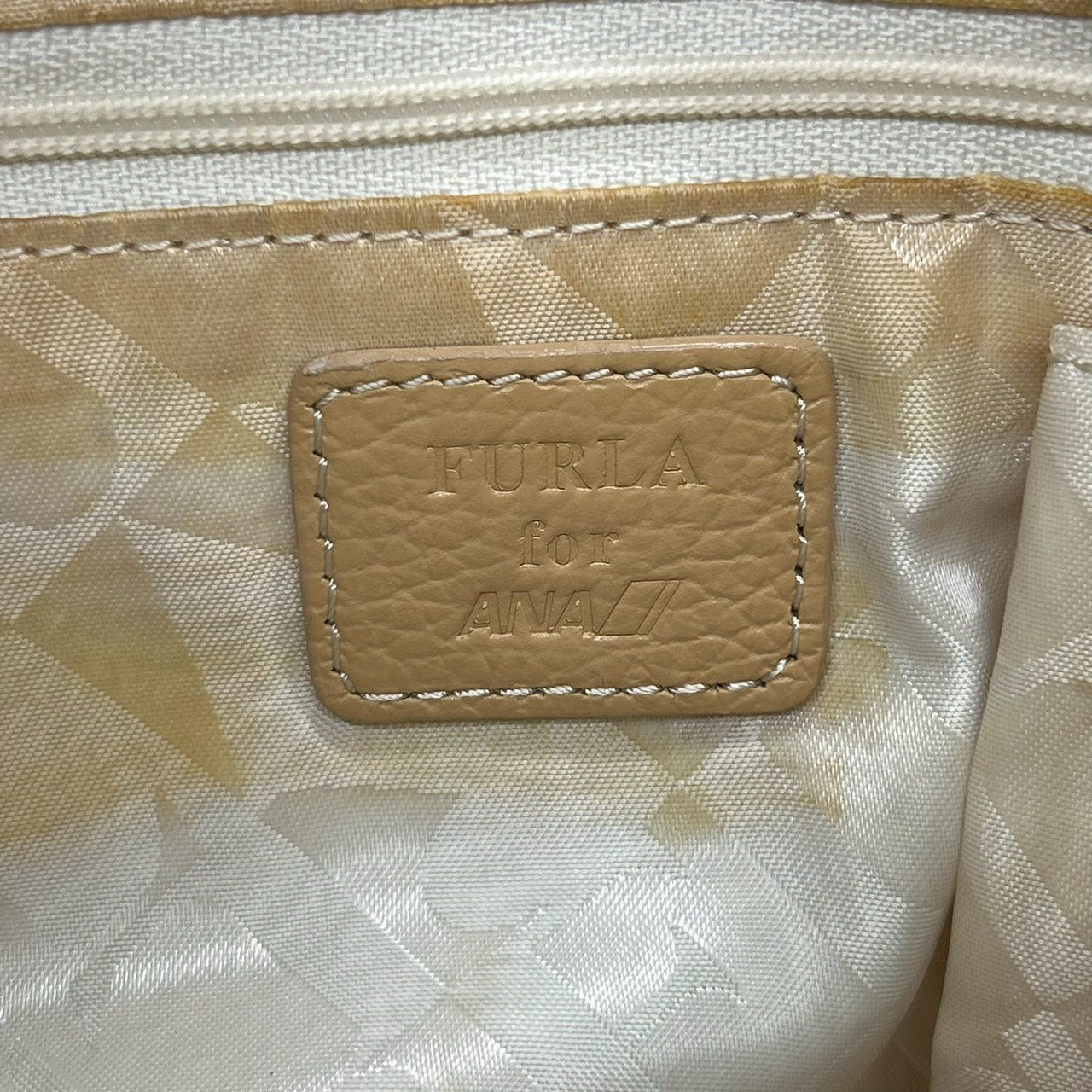 フルラ FURLA ANAコラボ 2WAY ショルダーバッグ ハンドバッグ 斜め掛け可 レザー 本革 シボ革 ベージュ キャメル シルバー金具 チャーム付 レディース 肩掛け ワンショルダー ポケット多数 希少 限定 鞄 カバン 通勤 通学 s52