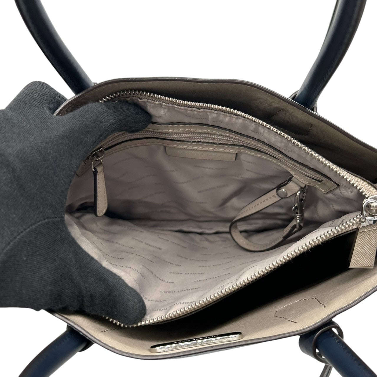 マイケルコース MICHAEL KORS マーサー Mercer トートバッグ ハンドバッグ レザー 本革 ペブルドレザー ライトブルー 水色 ホワイト 白 パドロック チャーム付 自立可 レディース 鞄 カバン 通勤 通学 s52