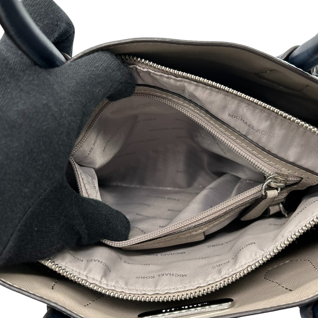 マイケルコース MICHAEL KORS マーサー Mercer トートバッグ ハンドバッグ レザー 本革 ペブルドレザー ライトブルー 水色 ホワイト 白 パドロック チャーム付 自立可 レディース 鞄 カバン 通勤 通学 s52