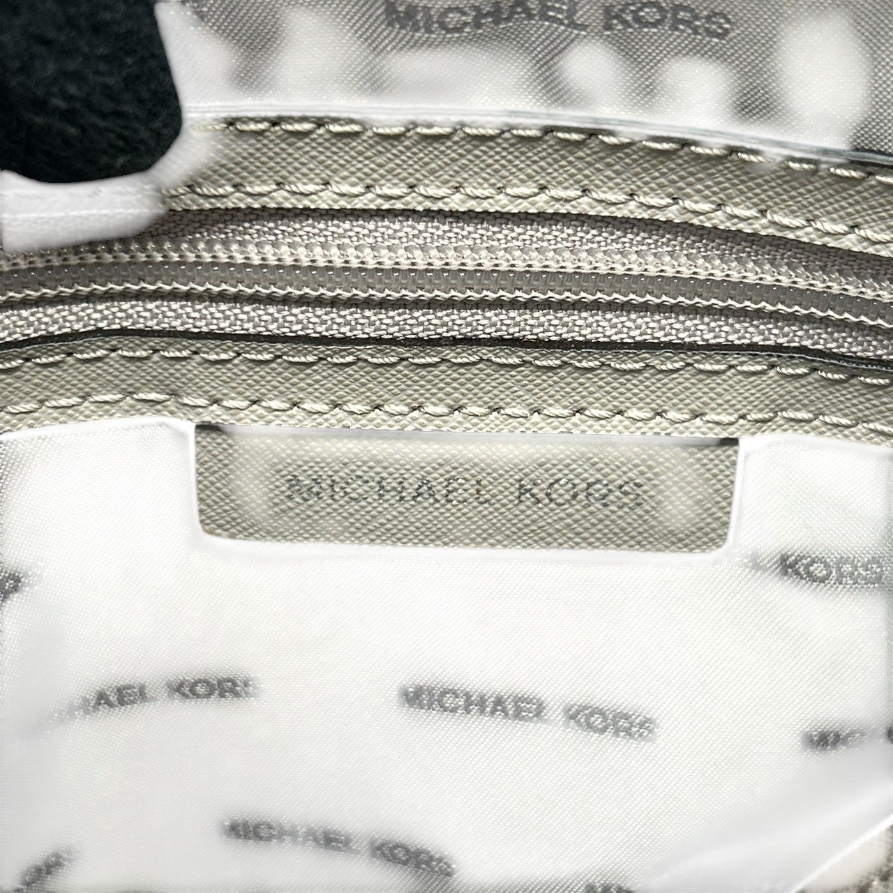 マイケルコース MICHAEL KORS マーサー Mercer トートバッグ ハンドバッグ レザー 本革 ペブルドレザー ライトブルー 水色 ホワイト 白 パドロック チャーム付 自立可 レディース 鞄 カバン 通勤 通学 s52