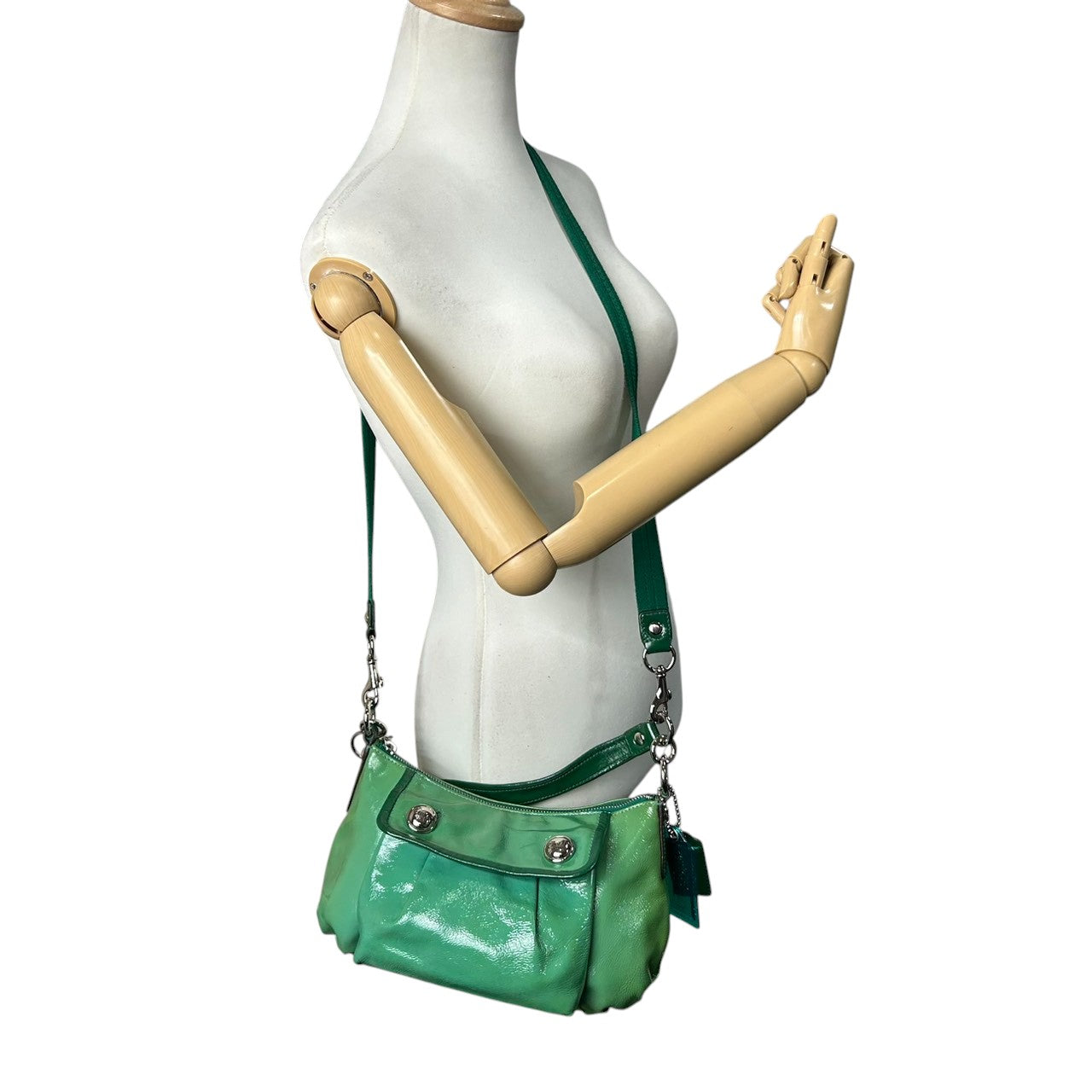 コーチ COACH ポピー パテントレザー 2WAY ショルダーバッグ ワンショルダー ハンドバッグ 13852 エナメル グリーン ラメ チャーム付き 斜め掛け可 レディース ポップ 個性的 s12