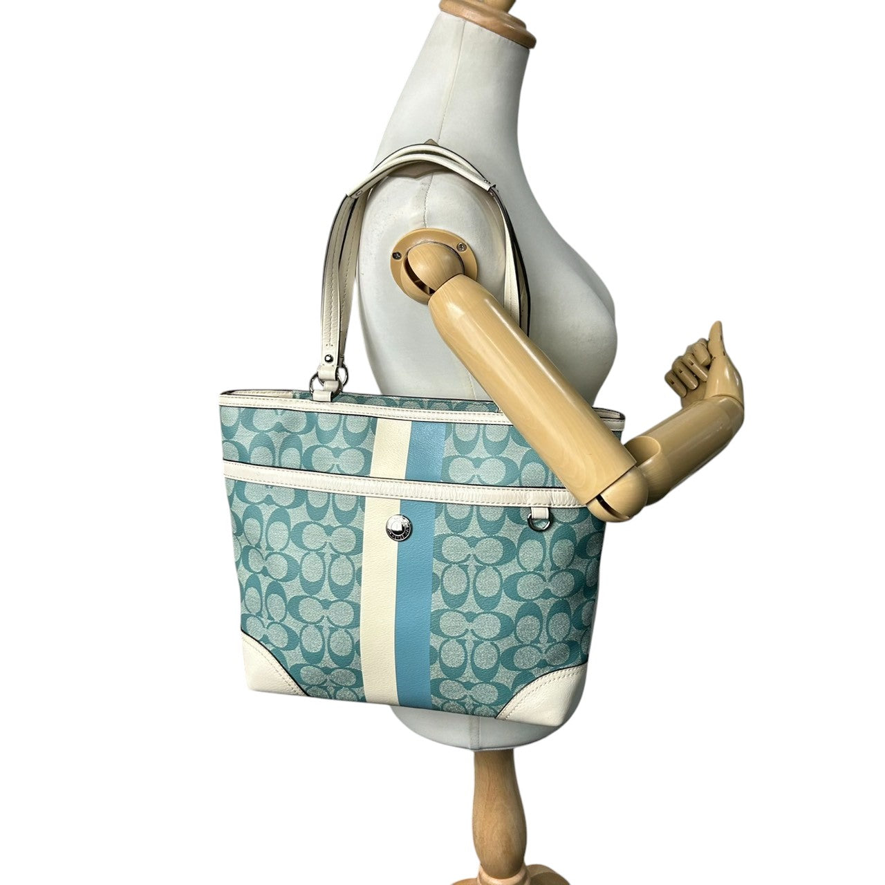 美品 コーチ COACH ヘリテージ ストライプ F14477 トートバッグ ショルダーバッグ 肩掛け PVC レザー シグネチャー 水色 ライトブルー 白 ホワイト A4収納可 レディース チャーム付 爽やか 通勤 通学 鞄 カバン s22