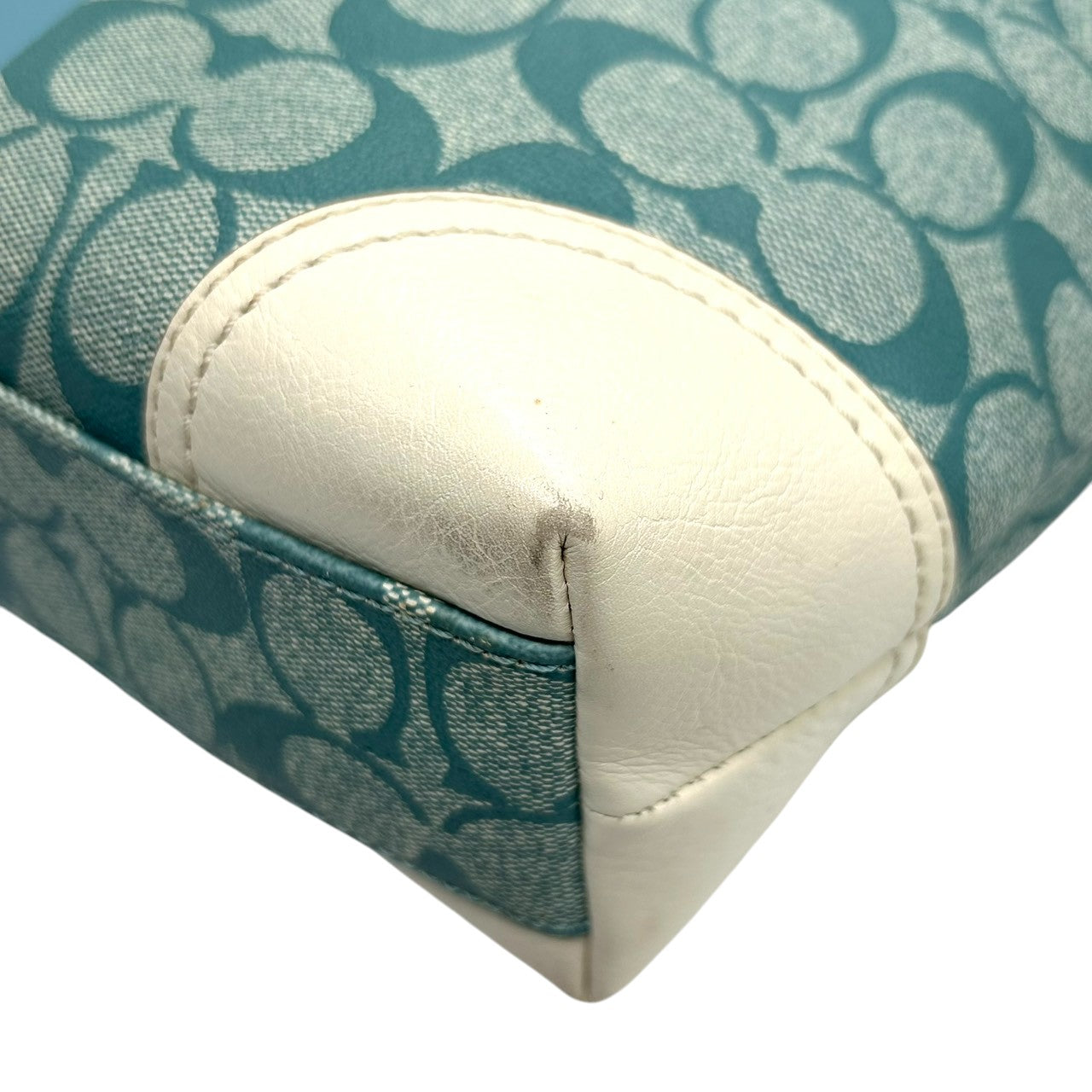 美品 コーチ COACH ヘリテージ ストライプ F14477 トートバッグ ショルダーバッグ 肩掛け PVC レザー シグネチャー 水色 ライトブルー 白 ホワイト A4収納可 レディース チャーム付 爽やか 通勤 通学 鞄 カバン s22