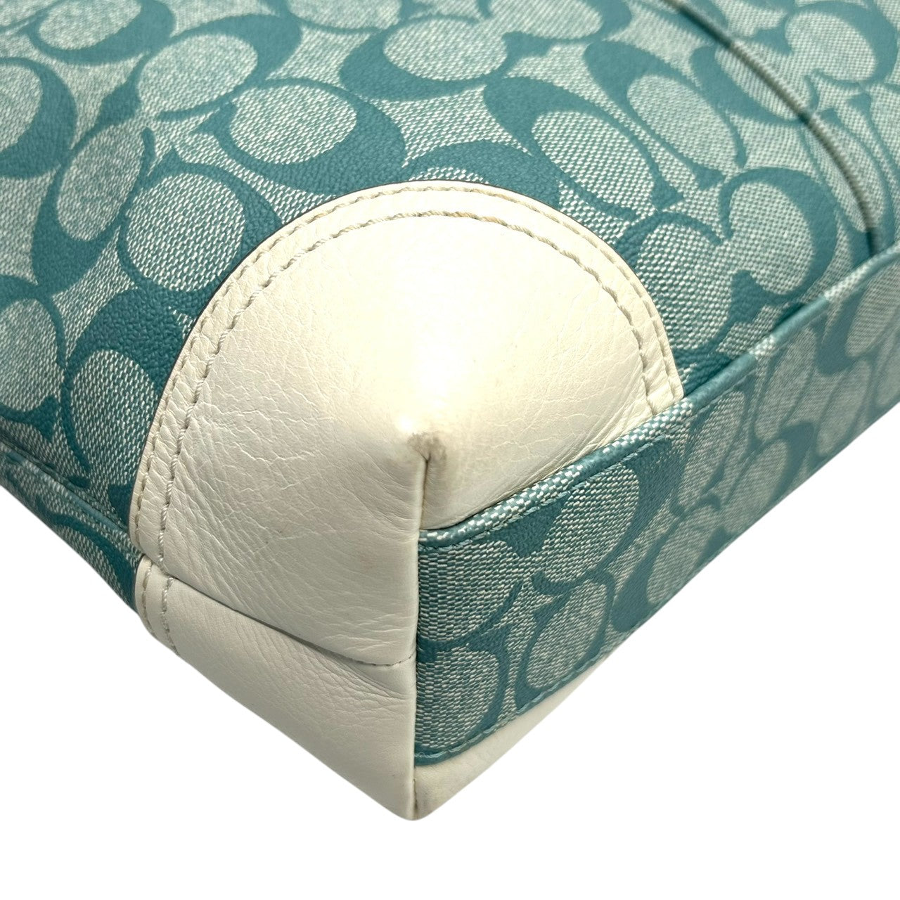 美品 コーチ COACH ヘリテージ ストライプ F14477 トートバッグ ショルダーバッグ 肩掛け PVC レザー シグネチャー 水色 ライトブルー 白 ホワイト A4収納可 レディース チャーム付 爽やか 通勤 通学 鞄 カバン s22