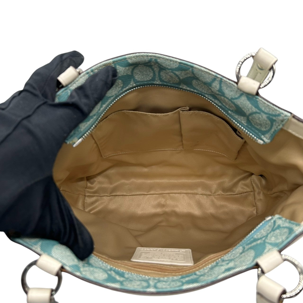 美品 コーチ COACH ヘリテージ ストライプ F14477 トートバッグ ショルダーバッグ 肩掛け PVC レザー シグネチャー 水色 ライトブルー 白 ホワイト A4収納可 レディース チャーム付 爽やか 通勤 通学 鞄 カバン s22