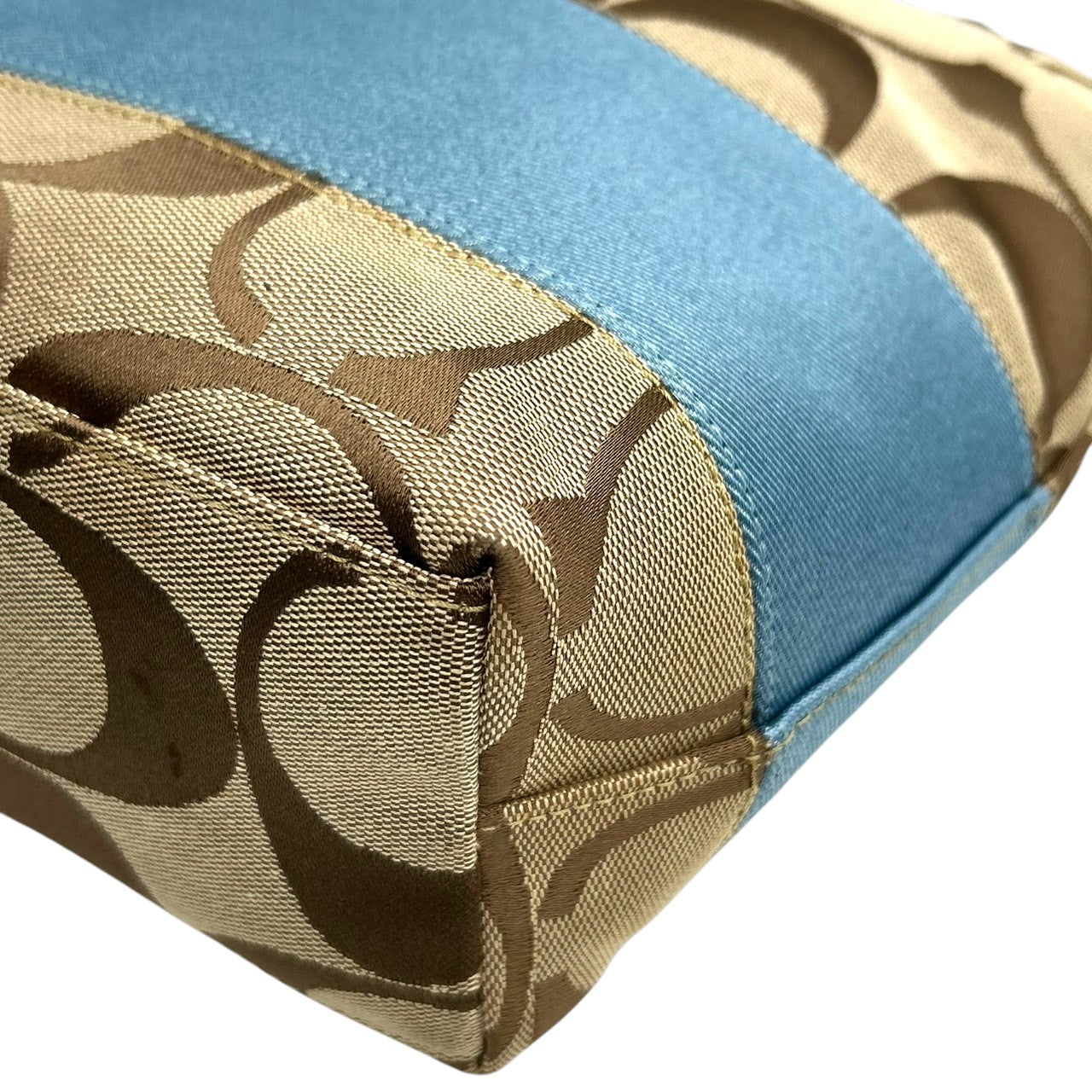 美品 コーチ COACH ヘリテージ ストライプ F14443 トートバッグ ショルダーバッグ 肩掛け キャンバス レザー シグネチャー 水色 ライトブルー 白 ホワイト A4収納可 レディース チャーム付 爽やか 通勤 通学 鞄 カバン s22