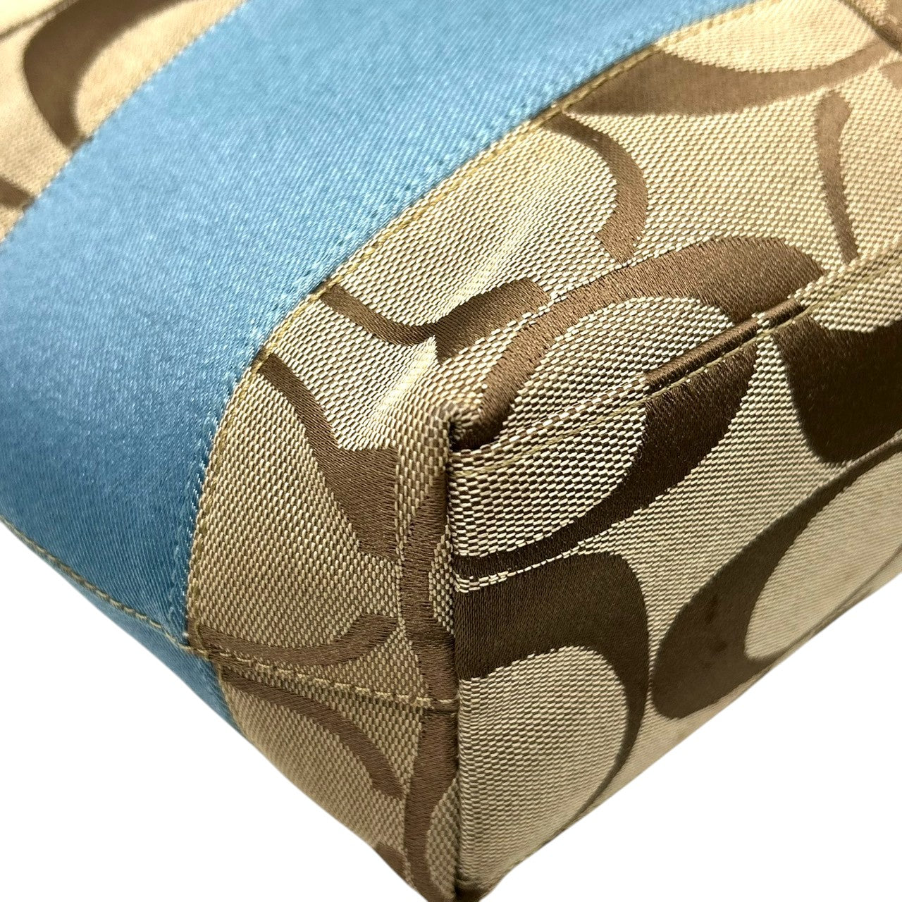 美品 コーチ COACH ヘリテージ ストライプ F14443 トートバッグ ショルダーバッグ 肩掛け キャンバス レザー シグネチャー 水色 ライトブルー 白 ホワイト A4収納可 レディース チャーム付 爽やか 通勤 通学 鞄 カバン s22