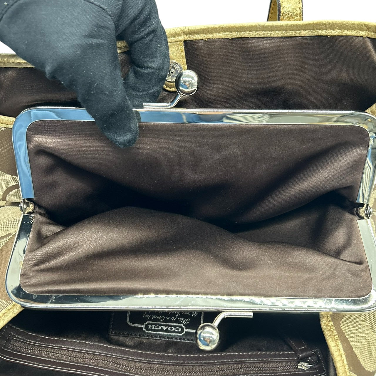 コーチ COACH シグネチャー ストライプ フレーム キャリーオール F13533 トートバッグ ショルダーバッグ ワンショルダー がま口 キスロック キャンバス レザー 本革 カーキ ブラウン ゴールド 肩掛け A4収納可 レディース 鞄 カバン s18