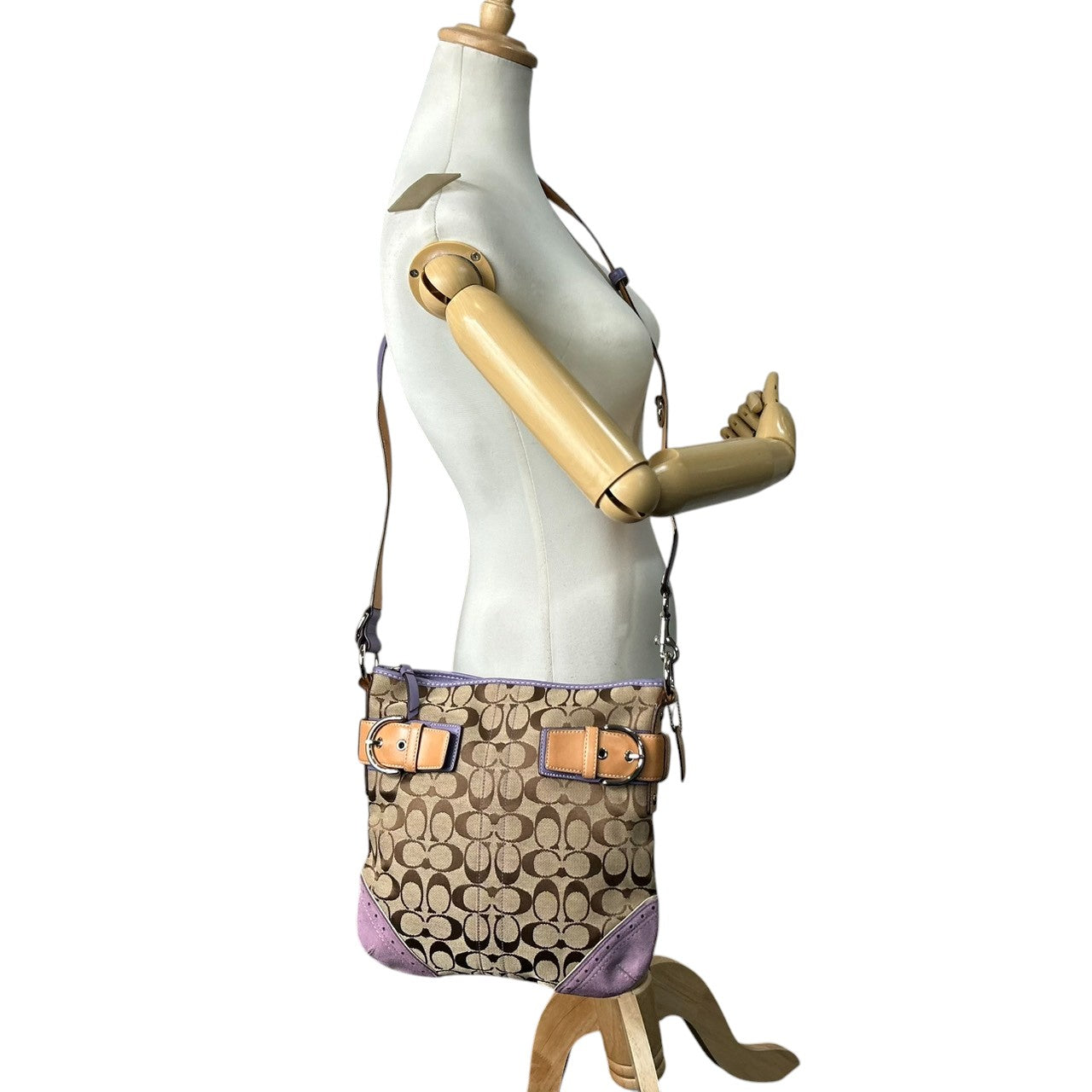 美品 コーチ COACH シグネチャー 1487 ショルダーバッグ ハンドバッグ 2WAY 斜め掛け可 キャンバス スエード レザー 本革 ベージュ パープル 紫 ラベンダー バックル レディース 肩掛け ワンショルダー カジュアル 鞄 カバン s18