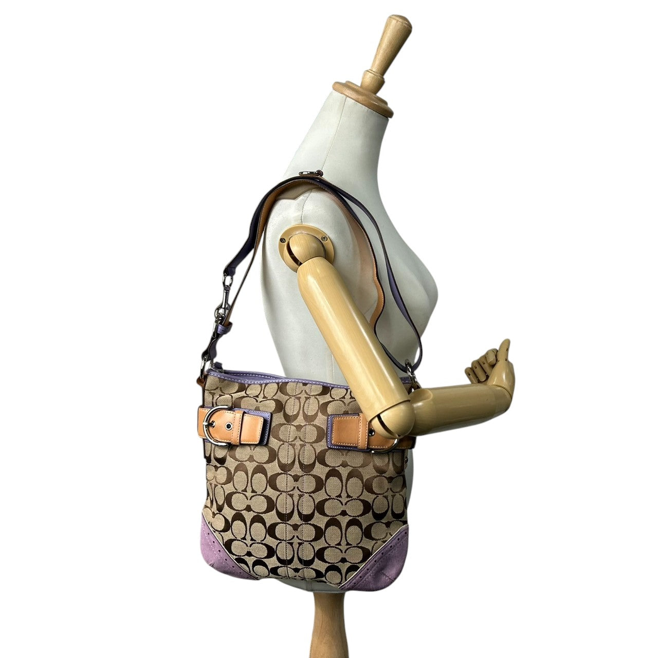 美品 コーチ COACH シグネチャー 1487 ショルダーバッグ ハンドバッグ 2WAY 斜め掛け可 キャンバス スエード レザー 本革 ベージュ パープル 紫 ラベンダー バックル レディース 肩掛け ワンショルダー カジュアル 鞄 カバン s18