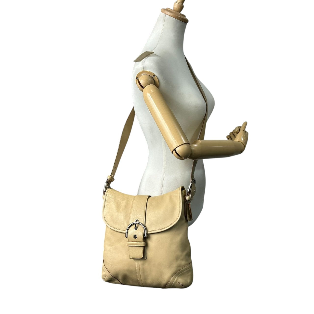 コーチ COACH ソーホー レザー 9481 ショルダーバッグ 斜め掛け可 クロスボディ 本革 ベージュ キャメル ライトブラウン バックル フラップ シルバー金具 チャーム付 レディース 肩掛け 通勤 通学 鞄 カバン s18