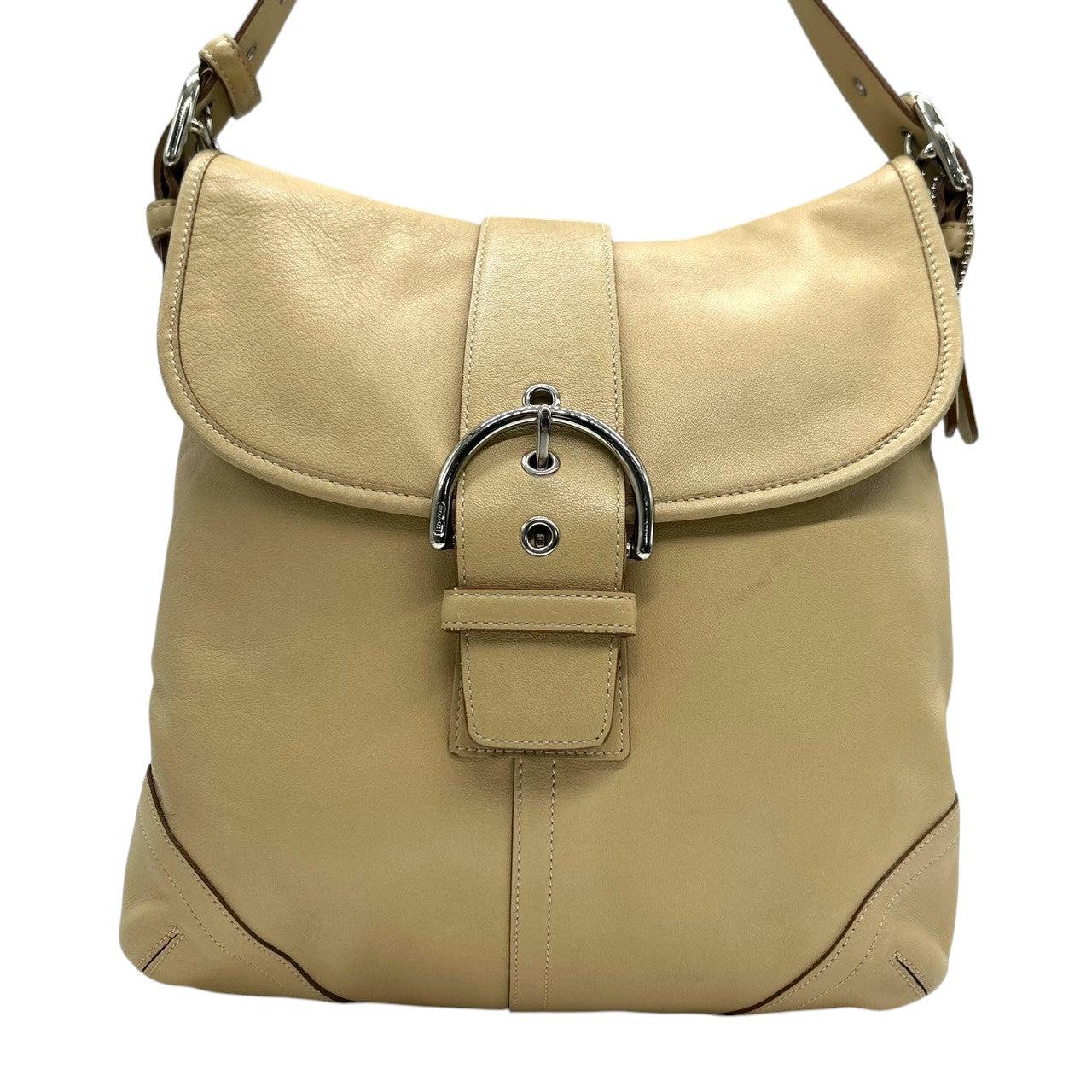 コーチ COACH ソーホー レザー 9481 ショルダーバッグ 斜め掛け可 クロスボディ 本革 ベージュ キャメル ライトブラウン バックル フラップ シルバー金具 チャーム付 レディース 肩掛け 通勤 通学 鞄 カバン s18