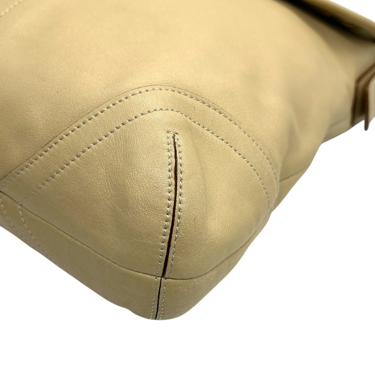 コーチ COACH ソーホー レザー 9481 ショルダーバッグ 斜め掛け可 クロスボディ 本革 ベージュ キャメル ライトブラウン バックル フラップ シルバー金具 チャーム付 レディース 肩掛け 通勤 通学 鞄 カバン s18