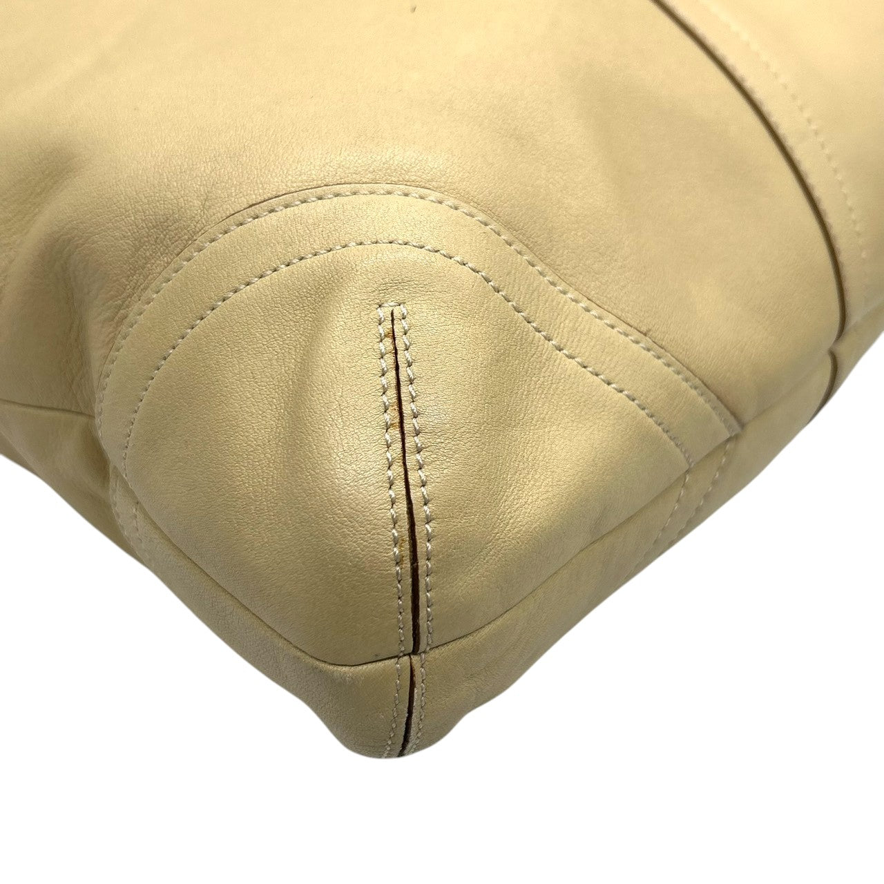 コーチ COACH ソーホー レザー 9481 ショルダーバッグ 斜め掛け可 クロスボディ 本革 ベージュ キャメル ライトブラウン バックル フラップ シルバー金具 チャーム付 レディース 肩掛け 通勤 通学 鞄 カバン s18