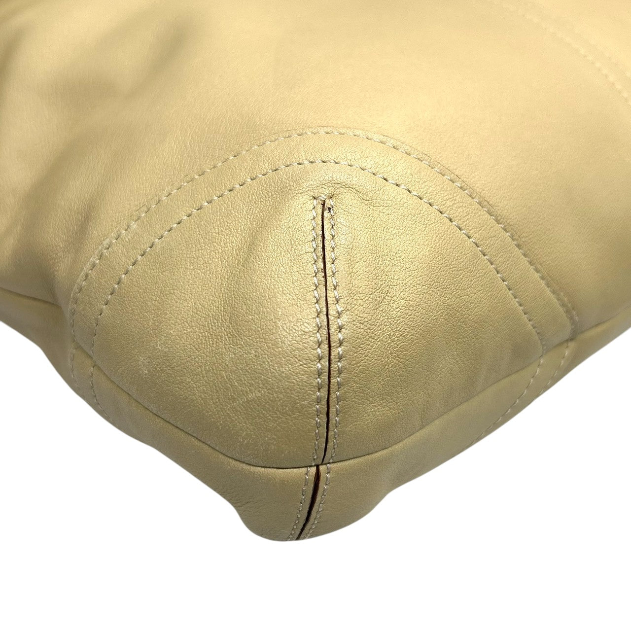 コーチ COACH ソーホー レザー 9481 ショルダーバッグ 斜め掛け可 クロスボディ 本革 ベージュ キャメル ライトブラウン バックル フラップ シルバー金具 チャーム付 レディース 肩掛け 通勤 通学 鞄 カバン s18