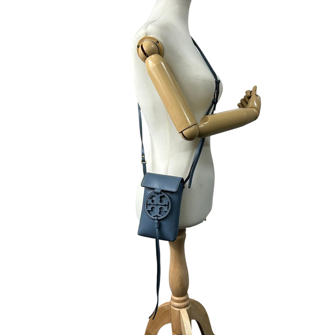 美品 トリーバーチ TORY BURCH ミラー Miller フォンクロスボディ スマホショルダー バッグ ポーチ レザー 本革 ブルー 水色 デカロゴ 斜め掛け ポシェット ミニバッグ サコッシュ レディース 鞄 カバン 軽量 コンパクト s34