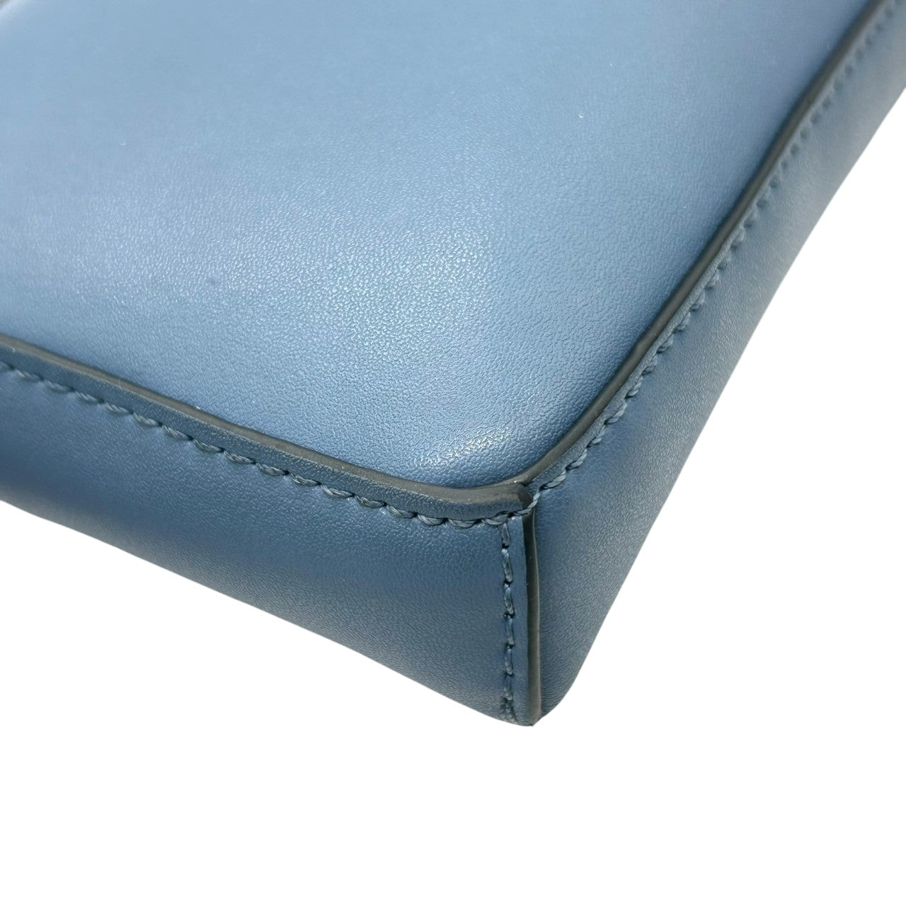 美品 トリーバーチ TORY BURCH ミラー Miller フォンクロスボディ スマホショルダー バッグ ポーチ レザー 本革 ブルー 水色 デカロゴ 斜め掛け ポシェット ミニバッグ サコッシュ レディース 鞄 カバン 軽量 コンパクト s34