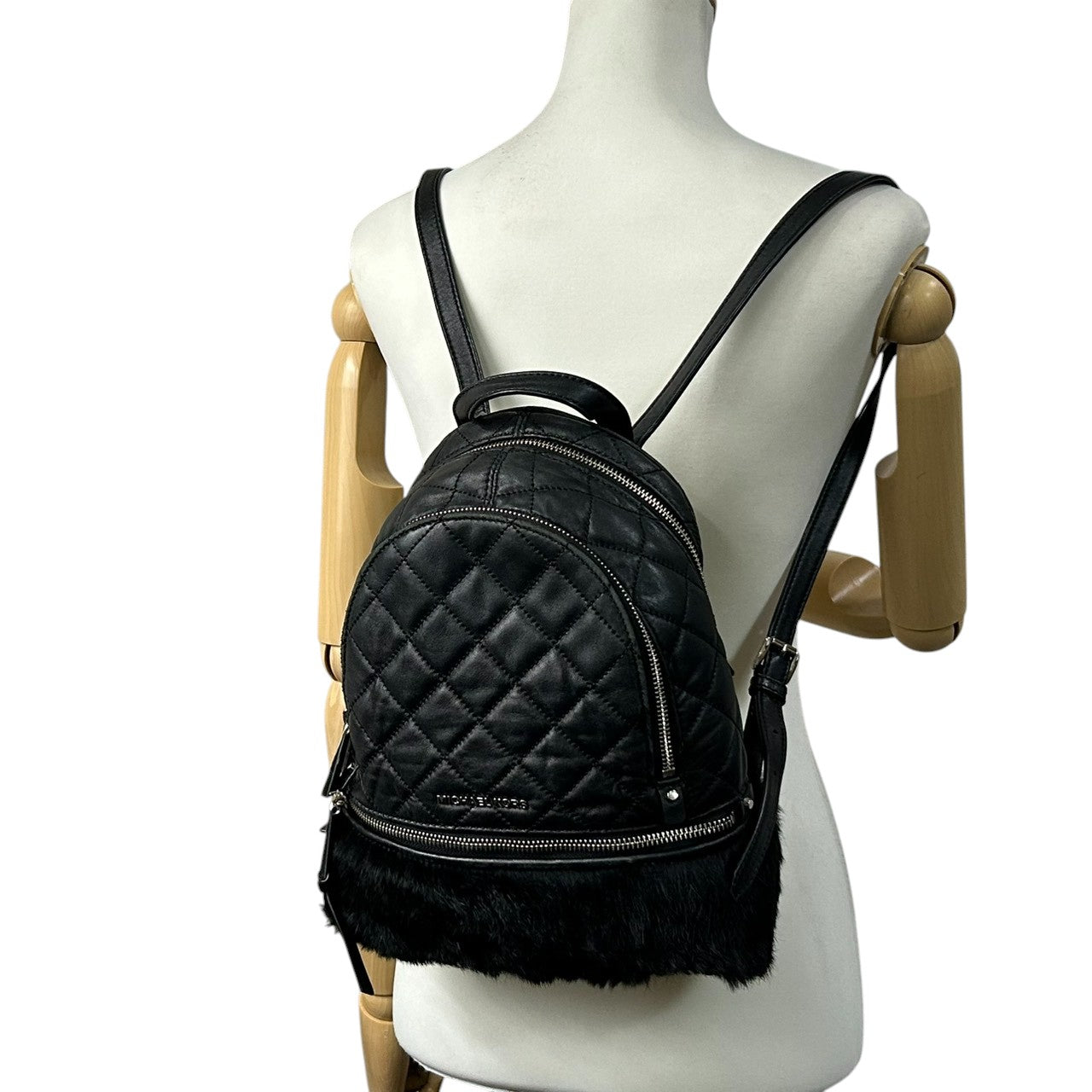 美品 マイケルコース MICHAEL KORS リア Rhea リュック バックパック ミニリュック デイパック キルティング レザー 本革 ファー 異素材 ブラック 黒 シルバー金具 チェーン レディース 小さめ コンパクト エレガント 鞄 カバン T