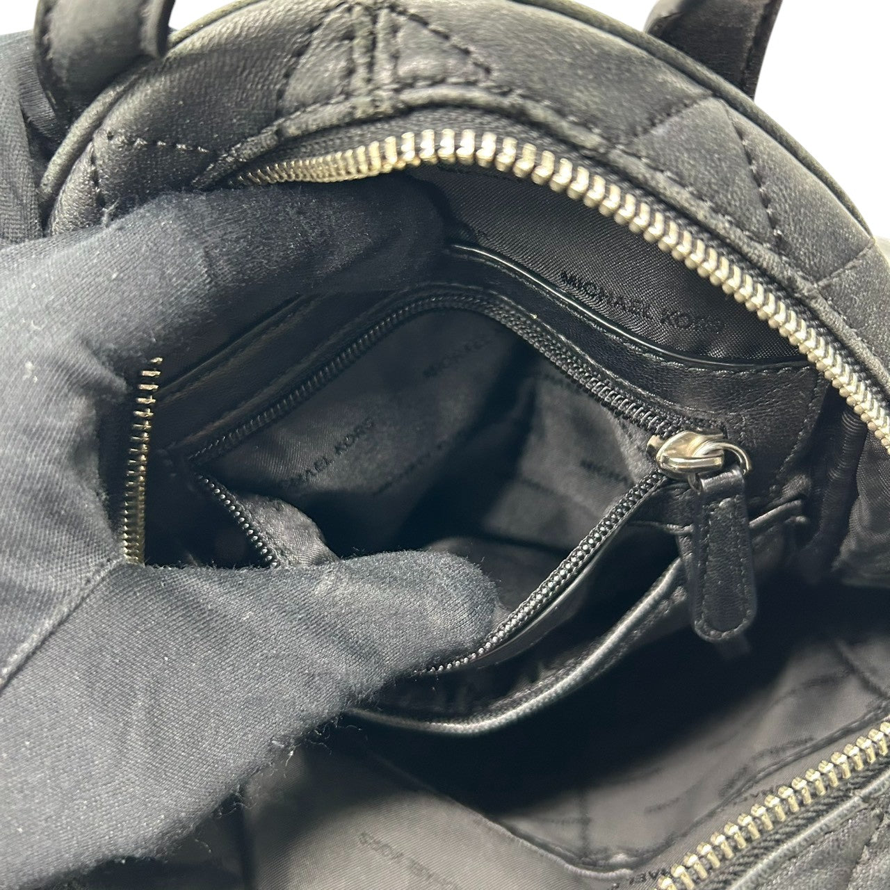 美品 マイケルコース MICHAEL KORS リア Rhea リュック バックパック ミニリュック デイパック キルティング レザー 本革 ファー 異素材 ブラック 黒 シルバー金具 チェーン レディース 小さめ コンパクト エレガント 鞄 カバン T