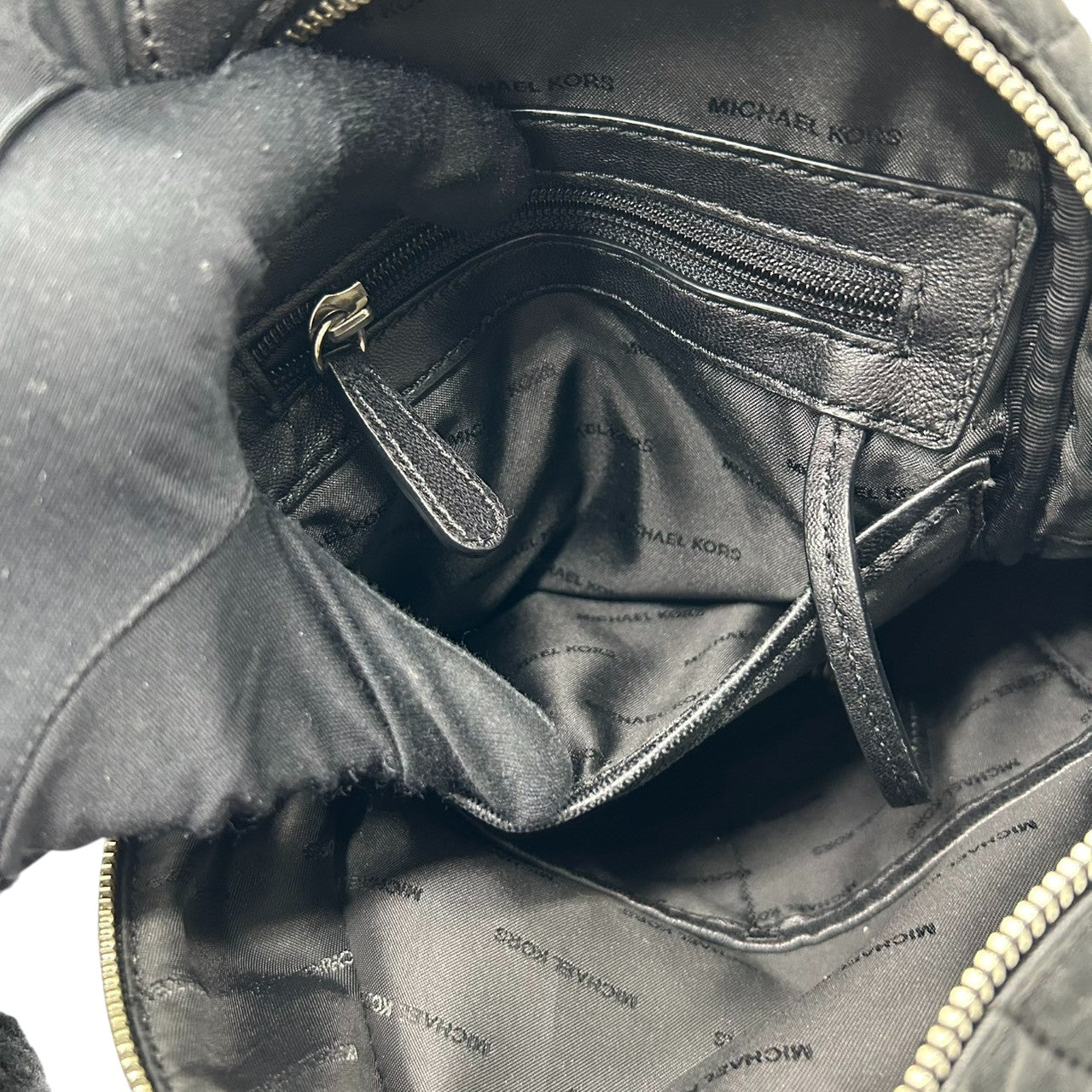 美品 マイケルコース MICHAEL KORS リア Rhea リュック バックパック ミニリュック デイパック キルティング レザー 本革 ファー 異素材 ブラック 黒 シルバー金具 チェーン レディース 小さめ コンパクト エレガント 鞄 カバン T