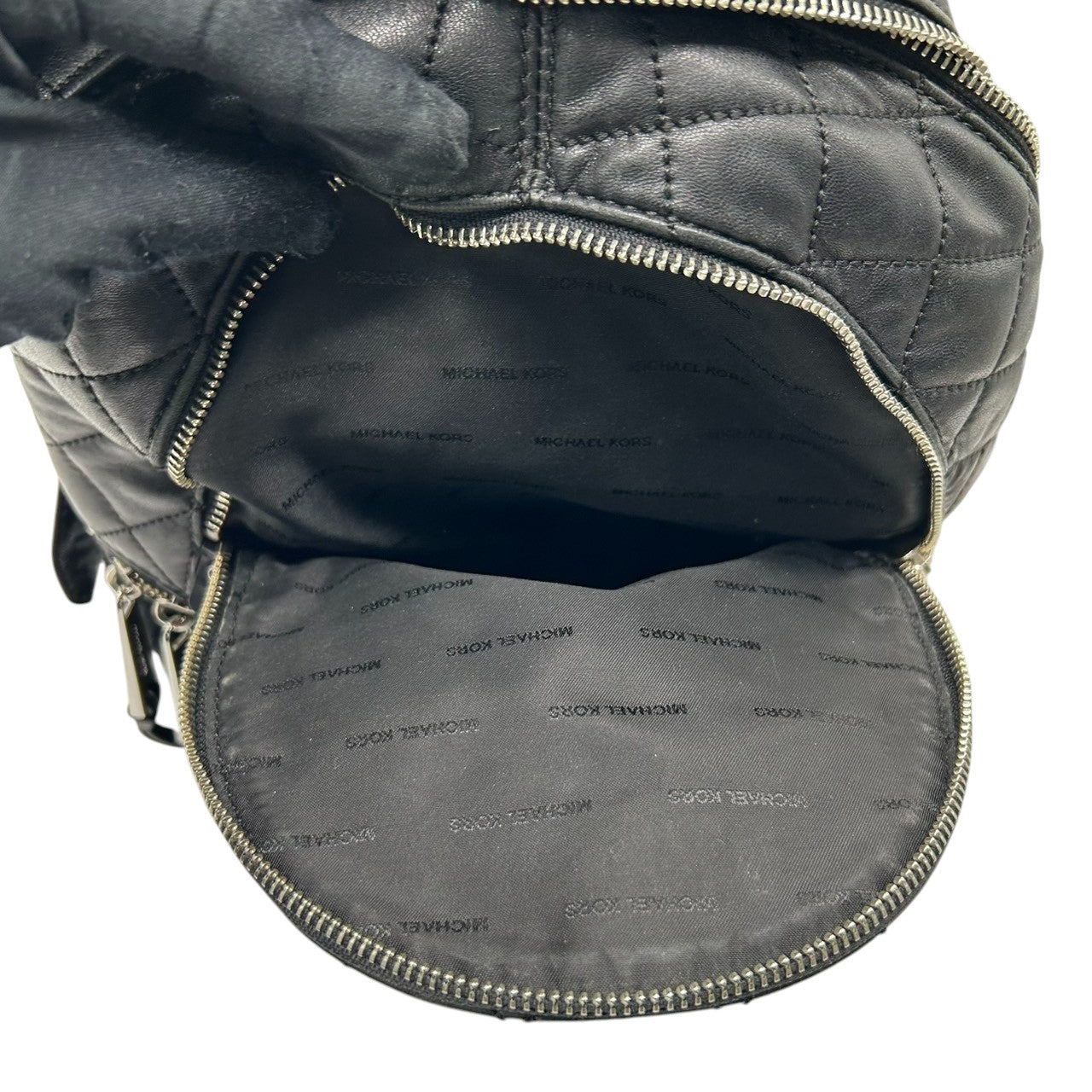 美品 マイケルコース MICHAEL KORS リア Rhea リュック バックパック ミニリュック デイパック キルティング レザー 本革 ファー 異素材 ブラック 黒 シルバー金具 チェーン レディース 小さめ コンパクト エレガント 鞄 カバン T