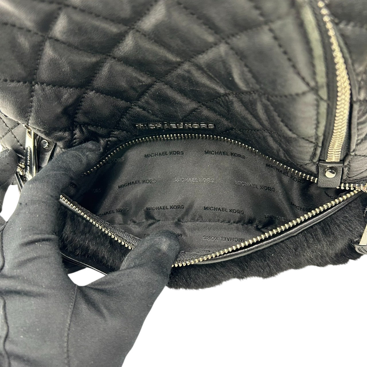 美品 マイケルコース MICHAEL KORS リア Rhea リュック バックパック ミニリュック デイパック キルティング レザー 本革 ファー 異素材 ブラック 黒 シルバー金具 チェーン レディース 小さめ コンパクト エレガント 鞄 カバン T