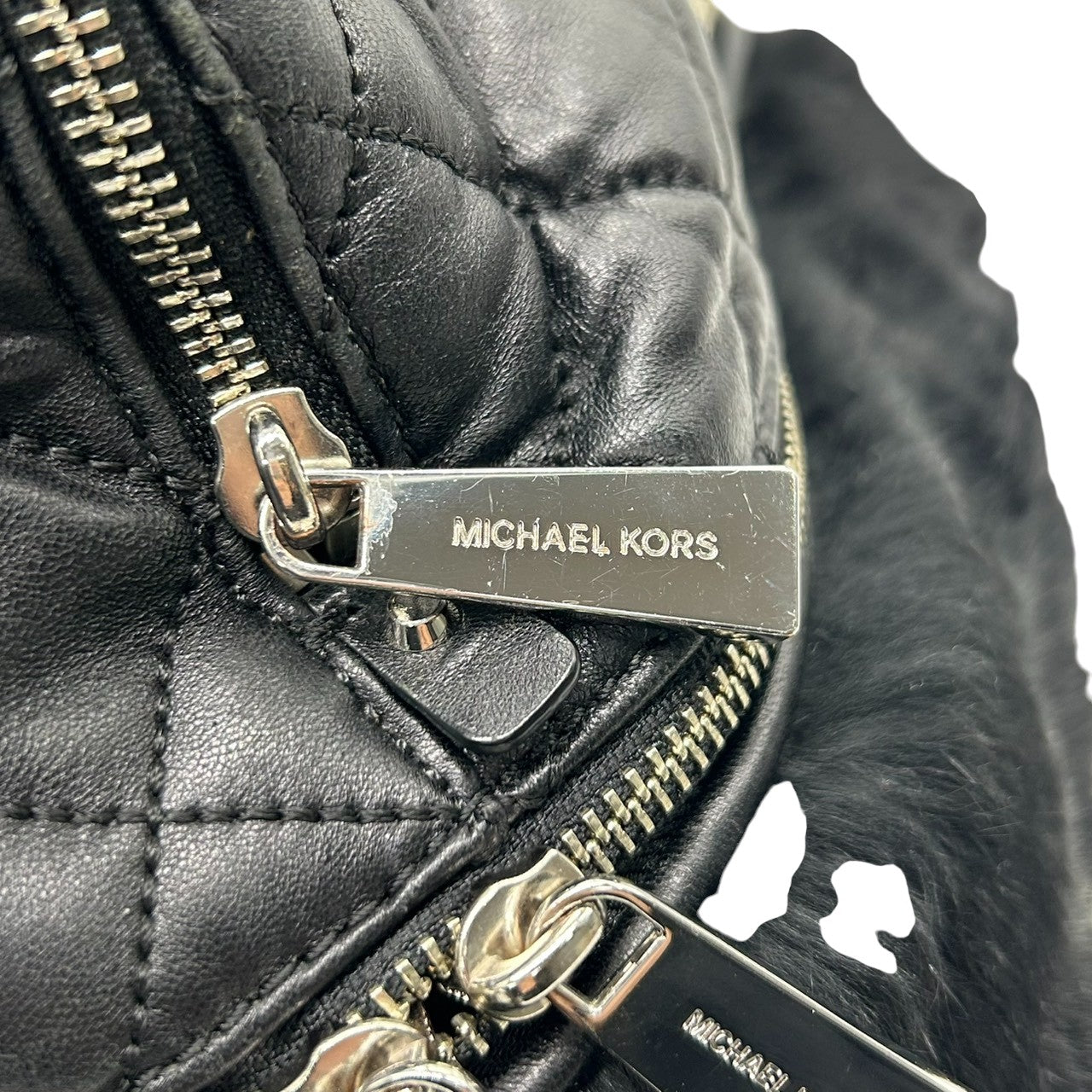 美品 マイケルコース MICHAEL KORS リア Rhea リュック バックパック ミニリュック デイパック キルティング レザー 本革 ファー 異素材 ブラック 黒 シルバー金具 チェーン レディース 小さめ コンパクト エレガント 鞄 カバン T