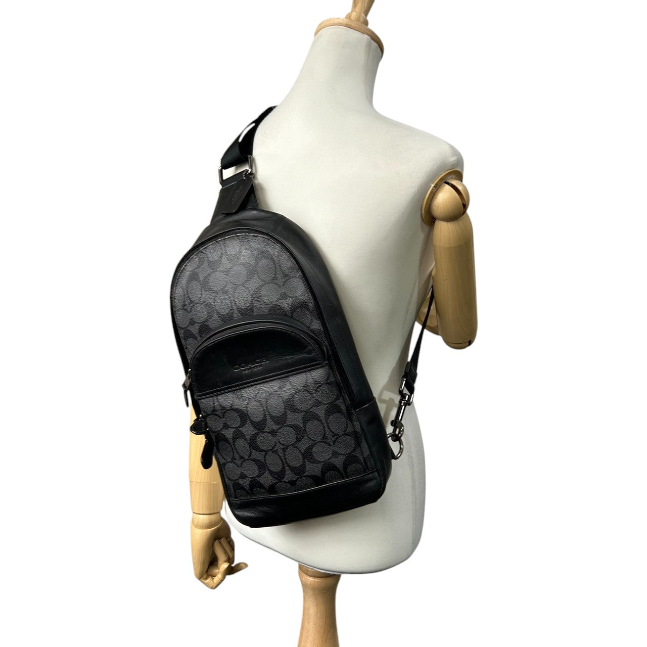 美品 コーチ COACH ボディバッグ スリングバッグ F39942 シグネチャー PVC レザー 本革 チャコール グレー ブラック 黒 斜め掛け クロスボディ メンズ 男性 スタイリッシュ クール 休日 旅行 鞄 カバン s61