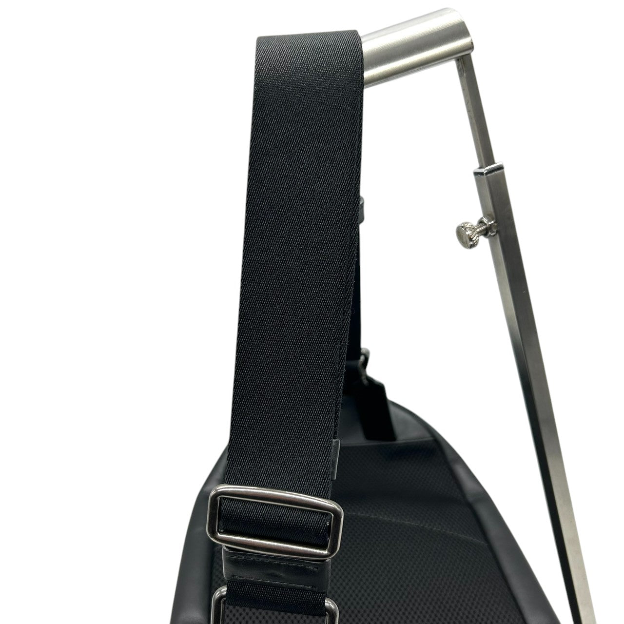 美品 コーチ COACH ボディバッグ スリングバッグ F39942 シグネチャー PVC レザー 本革 チャコール グレー ブラック 黒 斜め掛け クロスボディ メンズ 男性 スタイリッシュ クール 休日 旅行 鞄 カバン s61