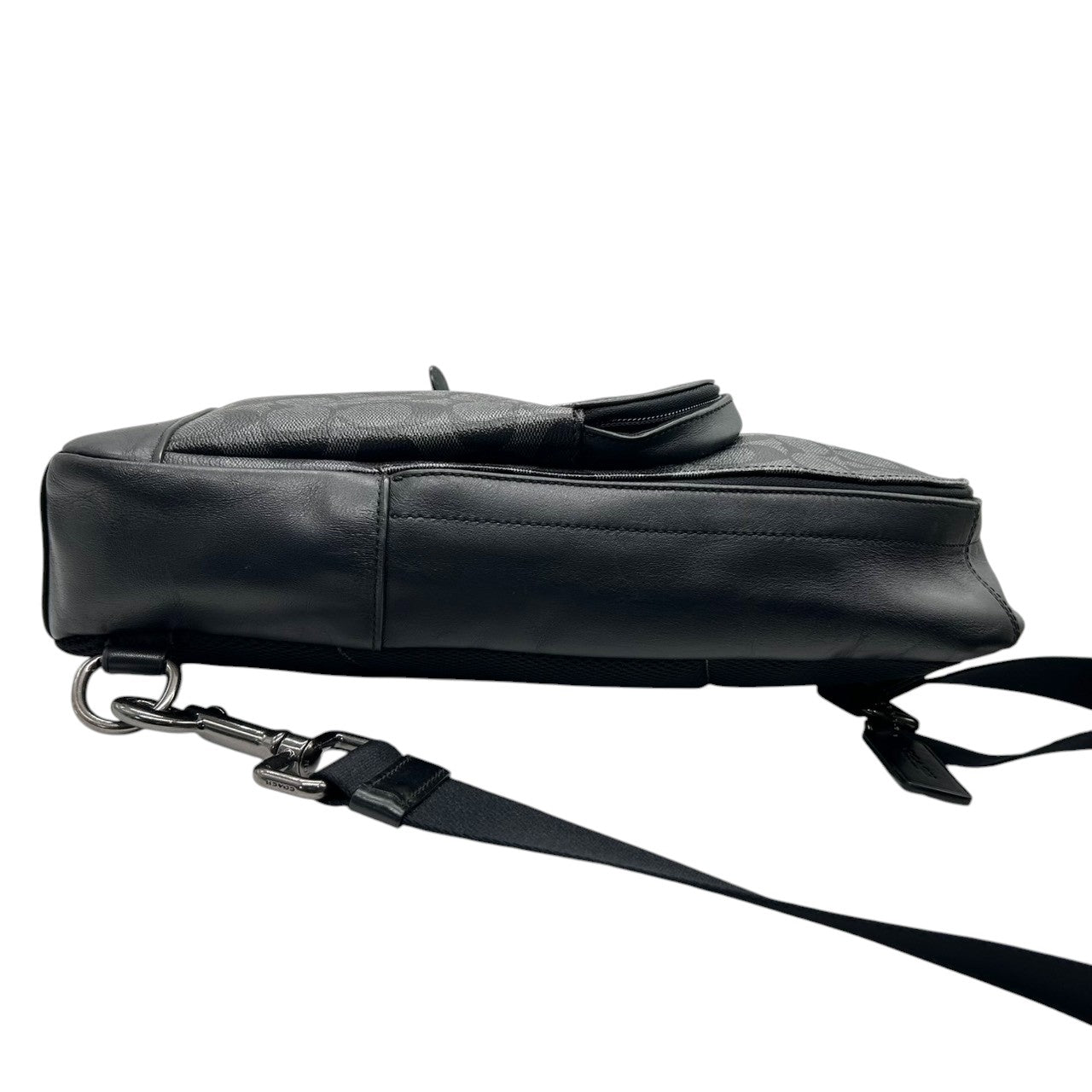 美品 コーチ COACH ボディバッグ スリングバッグ F39942 シグネチャー PVC レザー 本革 チャコール グレー ブラック 黒 斜め掛け クロスボディ メンズ 男性 スタイリッシュ クール 休日 旅行 鞄 カバン s61