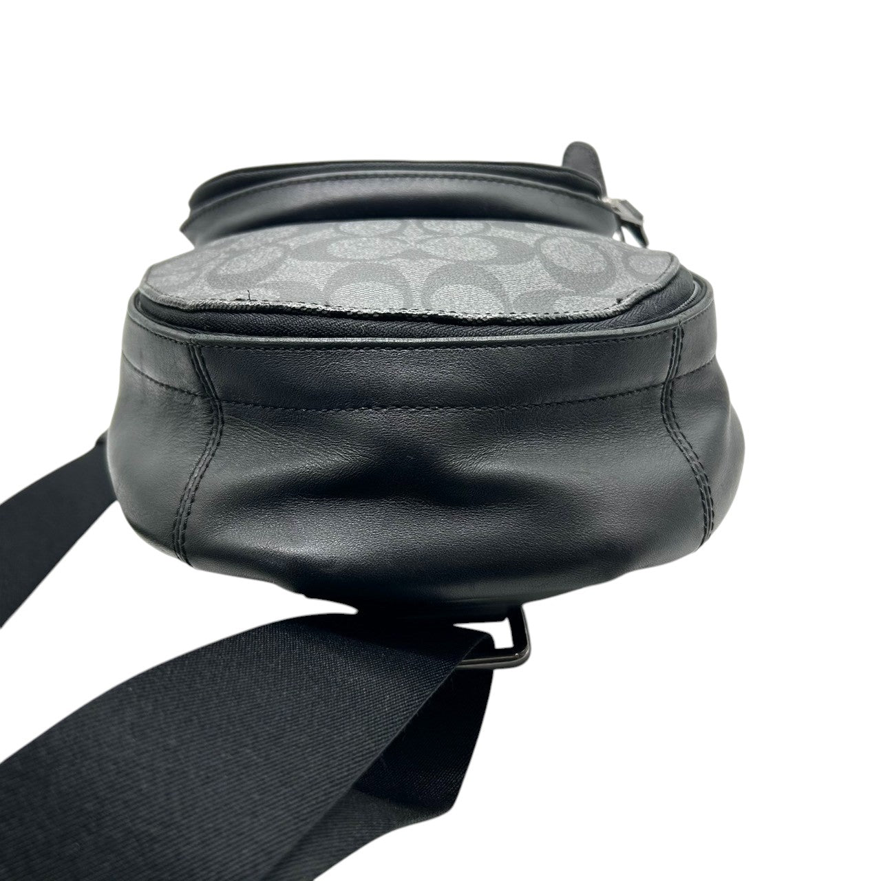 美品 コーチ COACH ボディバッグ スリングバッグ F39942 シグネチャー PVC レザー 本革 チャコール グレー ブラック 黒 斜め掛け クロスボディ メンズ 男性 スタイリッシュ クール 休日 旅行 鞄 カバン s61