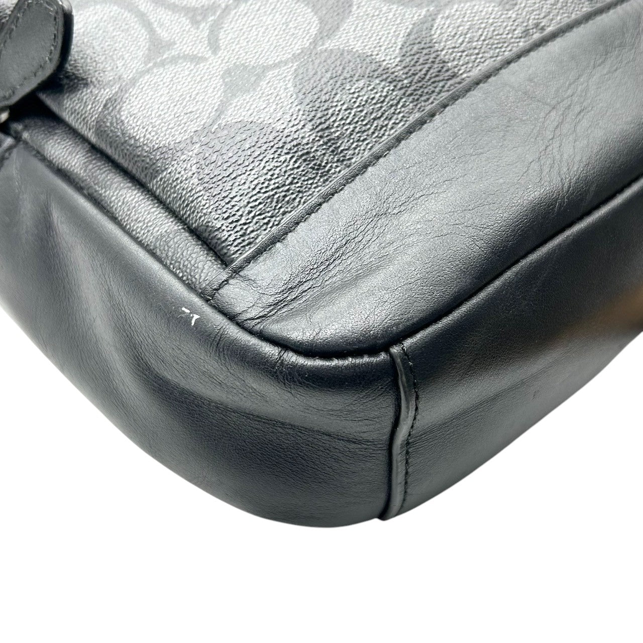 美品 コーチ COACH ボディバッグ スリングバッグ F39942 シグネチャー PVC レザー 本革 チャコール グレー ブラック 黒 斜め掛け クロスボディ メンズ 男性 スタイリッシュ クール 休日 旅行 鞄 カバン s61