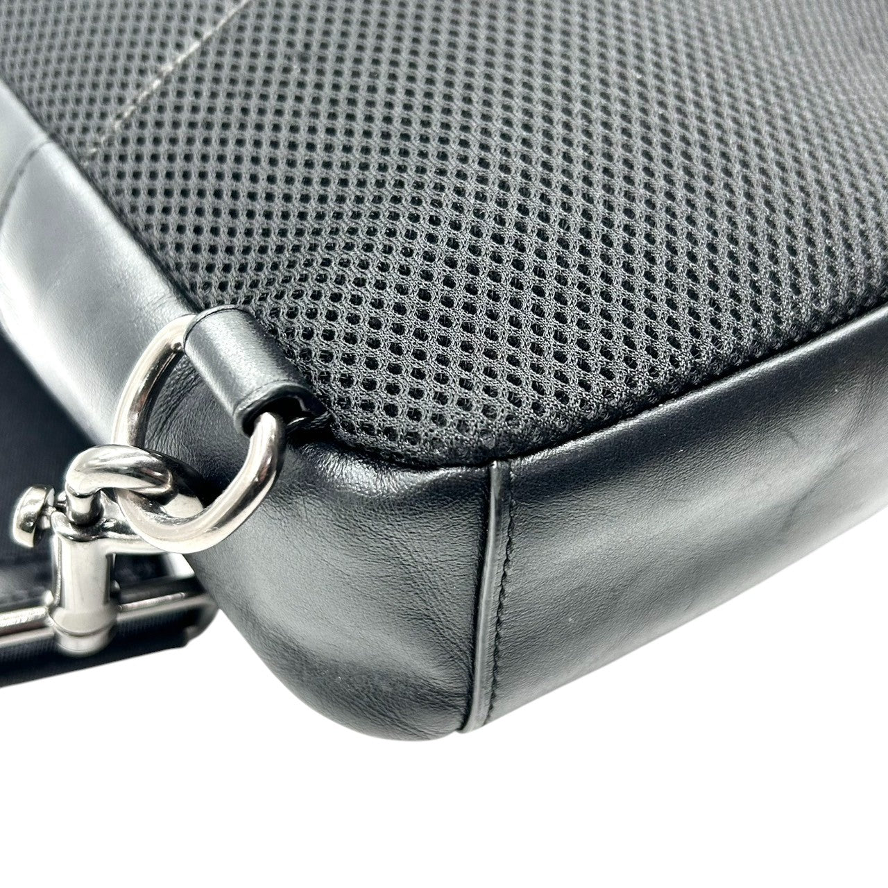 美品 コーチ COACH ボディバッグ スリングバッグ F39942 シグネチャー PVC レザー 本革 チャコール グレー ブラック 黒 斜め掛け クロスボディ メンズ 男性 スタイリッシュ クール 休日 旅行 鞄 カバン s61