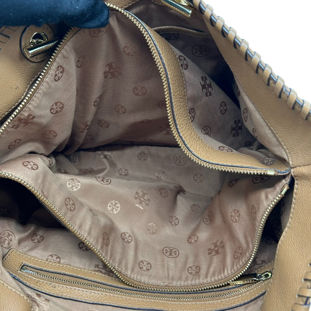 美品 トリーバーチ TORY BURCH マリオン Marion トートバッグ チェーン レザー 本革 シュリンクレザー ベージュ キャメル 編み込み ステッチ A4収納可 ワンショルダー ゴールド金具 ロゴ レディース 通勤 通学 鞄 カバン s61