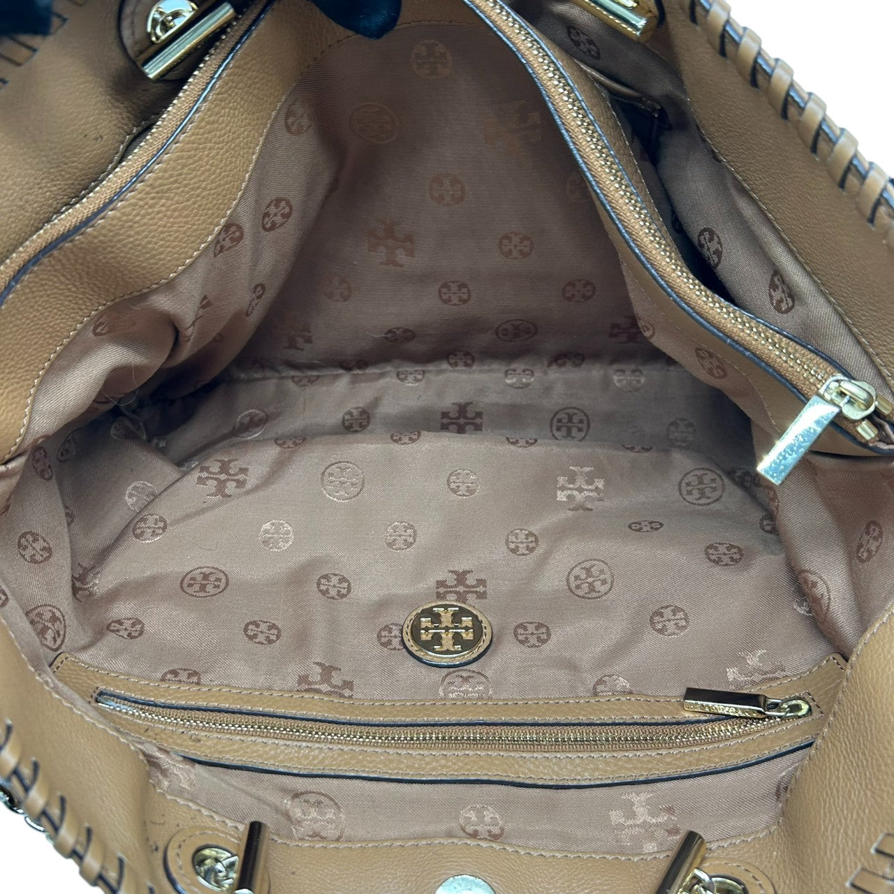 美品 トリーバーチ TORY BURCH マリオン Marion トートバッグ チェーン レザー 本革 シュリンクレザー ベージュ キャメル 編み込み ステッチ A4収納可 ワンショルダー ゴールド金具 ロゴ レディース 通勤 通学 鞄 カバン s61