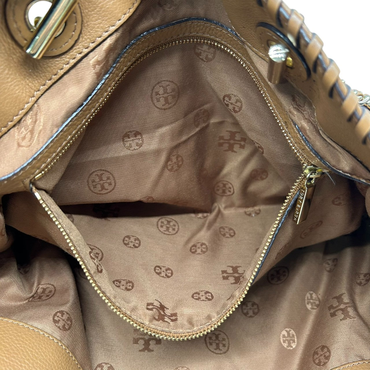 美品 トリーバーチ TORY BURCH マリオン Marion トートバッグ チェーン レザー 本革 シュリンクレザー ベージュ キャメル 編み込み ステッチ A4収納可 ワンショルダー ゴールド金具 ロゴ レディース 通勤 通学 鞄 カバン s61
