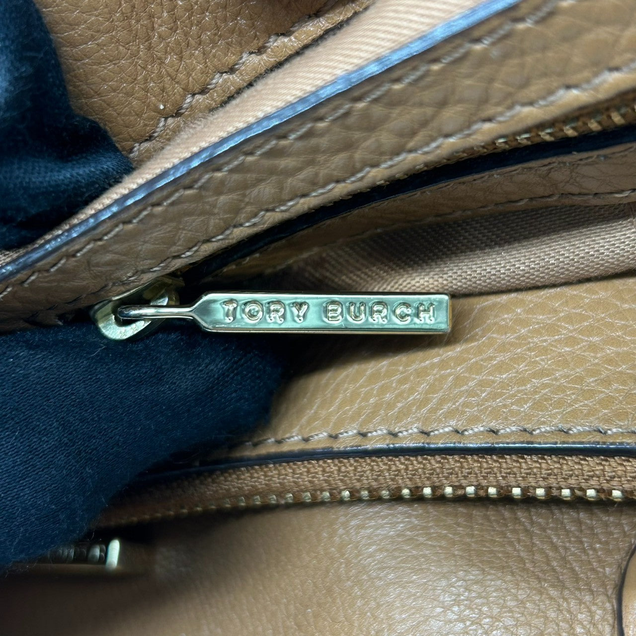 美品 トリーバーチ TORY BURCH マリオン Marion トートバッグ チェーン レザー 本革 シュリンクレザー ベージュ キャメル 編み込み ステッチ A4収納可 ワンショルダー ゴールド金具 ロゴ レディース 通勤 通学 鞄 カバン s61