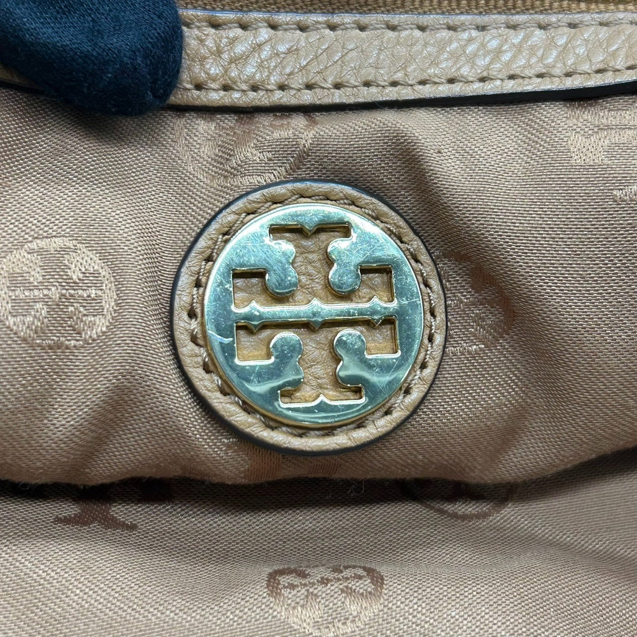 美品 トリーバーチ TORY BURCH マリオン Marion トートバッグ チェーン レザー 本革 シュリンクレザー ベージュ キャメル 編み込み ステッチ A4収納可 ワンショルダー ゴールド金具 ロゴ レディース 通勤 通学 鞄 カバン s61