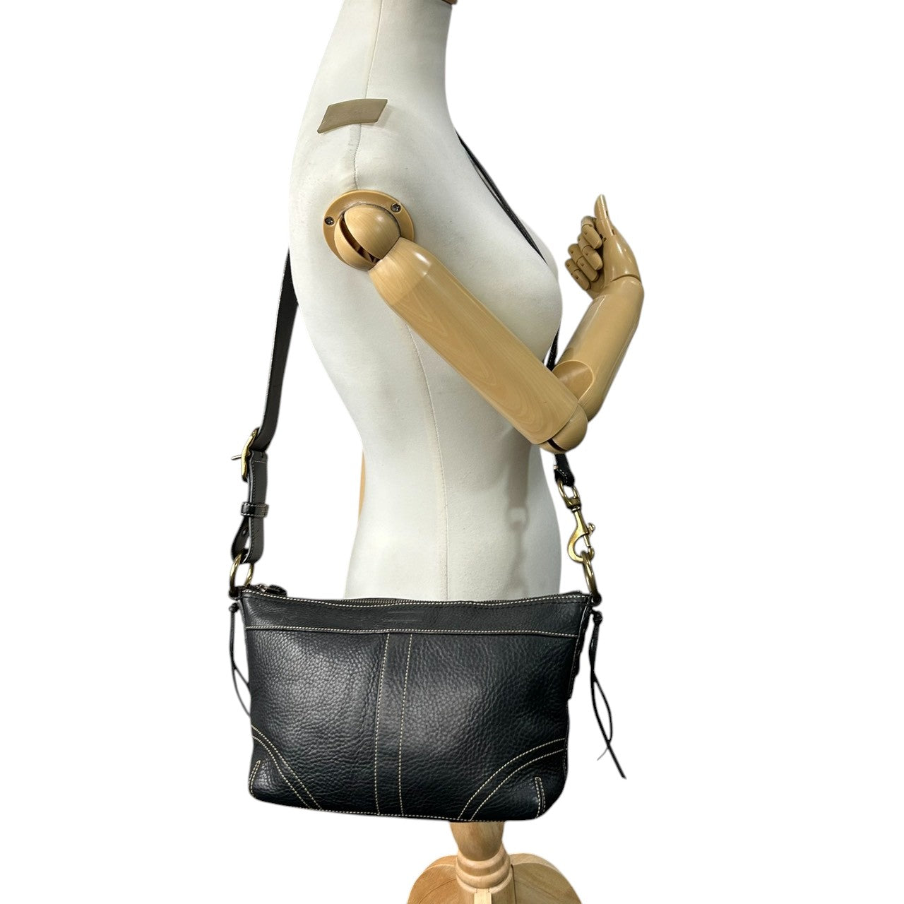 美品 コーチ COACH レガシー 10559 ショルダーバッグ 斜め掛け可 レザー 本革 ブラック 黒 ホワイトステッチ タッセル フリンジ ブラス 真鍮 アンティークゴールド レディース 肩掛け カジュアル シンプル 上品 鞄 カバン 通勤 通学 V