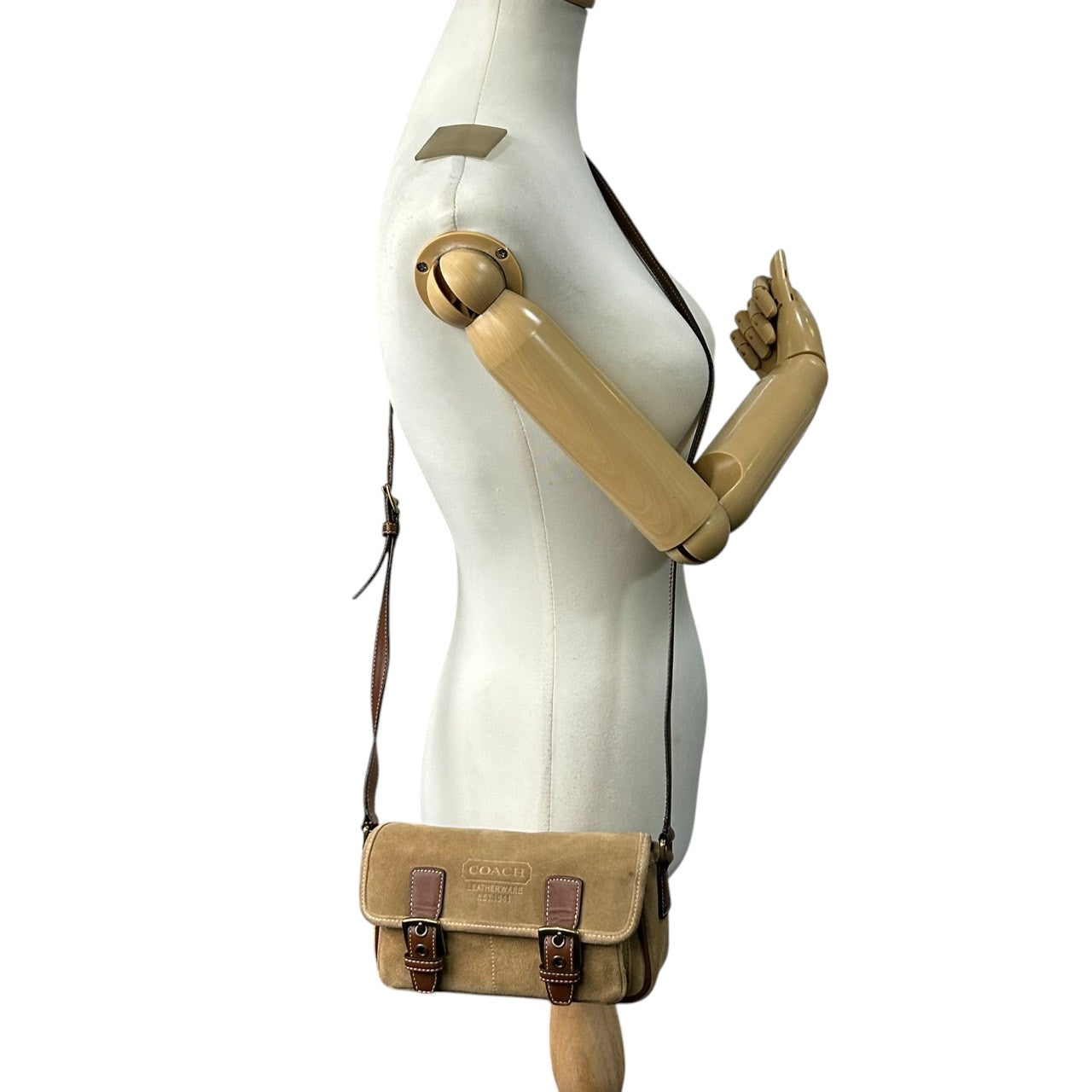美品 コーチ COACH 9358 スウェード レザー ショルダーバッグ ポシェット 斜め掛け可 クロスボディ ベージュ キャメル ブラウン 茶 ダブルバックル ベルトデザイン エンボスロゴ ポケット レディース カジュアル お出かけ 鞄 カバン s88