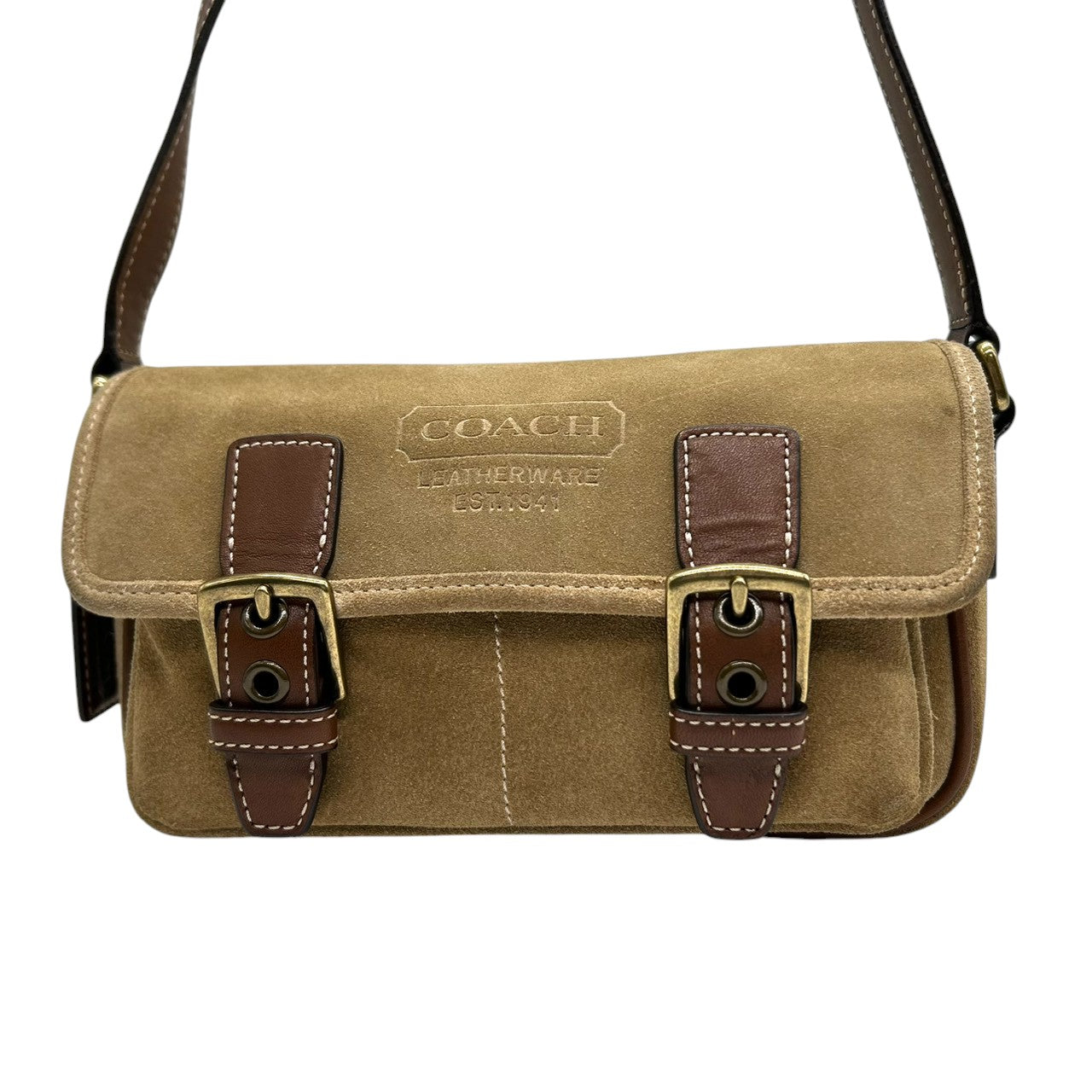 美品 コーチ COACH 9358 スウェード レザー ショルダーバッグ ポシェット 斜め掛け可 クロスボディ ベージュ キャメル ブラウン 茶 ダブルバックル ベルトデザイン エンボスロゴ ポケット レディース カジュアル お出かけ 鞄 カバン s88