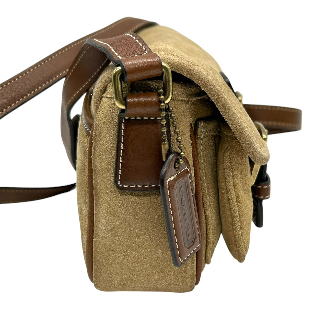 美品 コーチ COACH 9358 スウェード レザー ショルダーバッグ ポシェット 斜め掛け可 クロスボディ ベージュ キャメル ブラウン 茶 ダブルバックル ベルトデザイン エンボスロゴ ポケット レディース カジュアル お出かけ 鞄 カバン s88